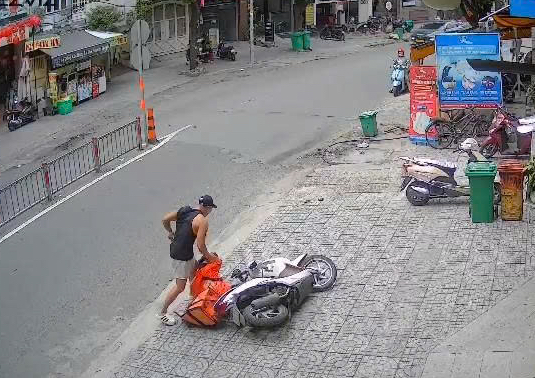 TPHCM: Nữ shipper bị hành hung gây phẫn nộ tại phường Gia Định - Ảnh 1. TPHCM: Nữ shipper bị hành hung gây phẫn nộ tại phường Gia Định - Ảnh 1.