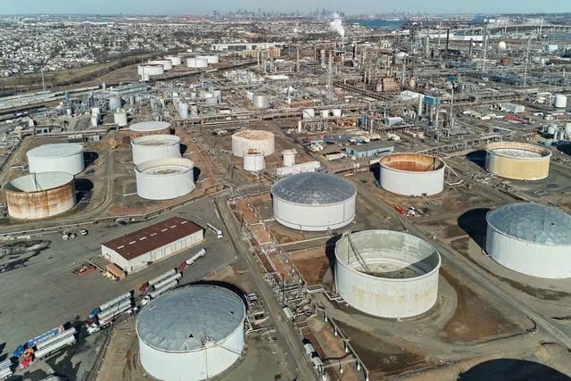 V&igrave; sao c&aacute;c nước xả kho, gi&aacute; dầu thế giới vẫn tăng cao? - Ảnh 1.