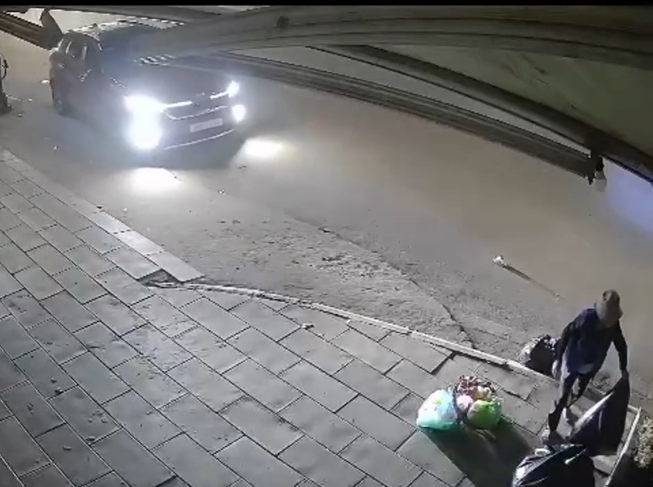 Tài xế xe ô tô rời khỏi hiện trường sau tai nạn làm phụ nữ bị thương tại Hải Phòng - Ảnh 1. Tài xế xe ô tô rời khỏi hiện trường sau tai nạn làm phụ nữ bị thương tại Hải Phòng - Ảnh 1.