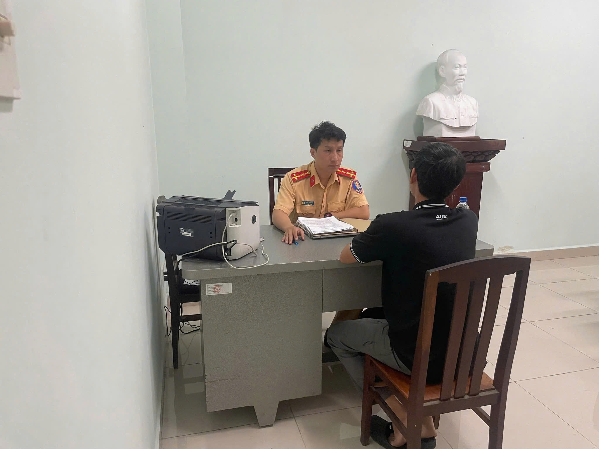 Xử phạt nhiều người nói sai về lực lượng CSGT TPHCM - Ảnh 1.