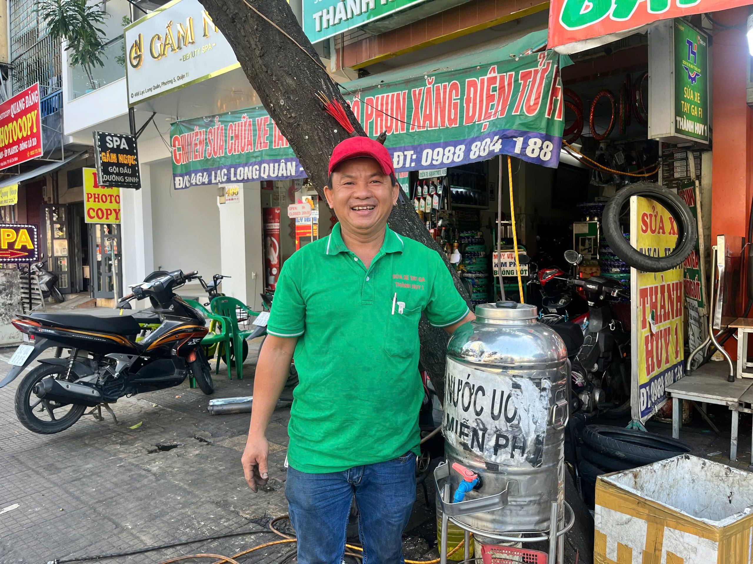 Trà đá miễn phí – nét văn hóa “rất Sài Gòn”  - Ảnh 2.