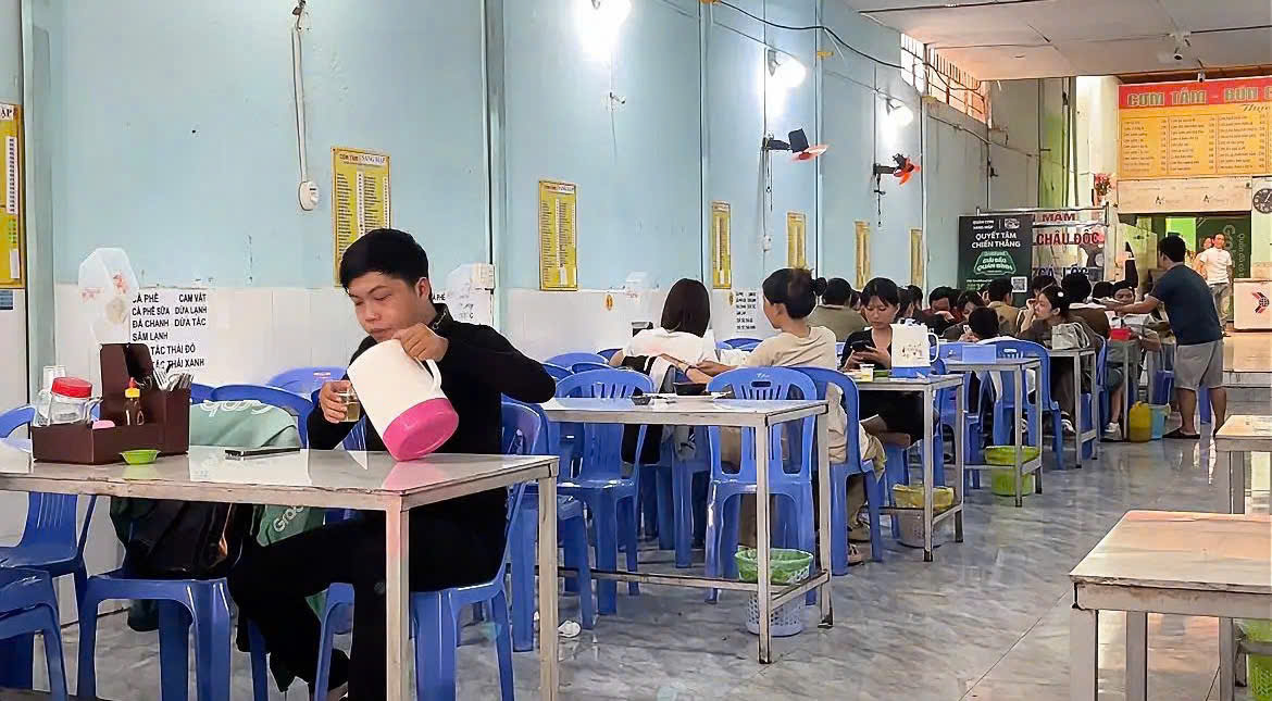 Trà đá miễn phí – nét văn hóa “rất Sài Gòn”  - Ảnh 1.