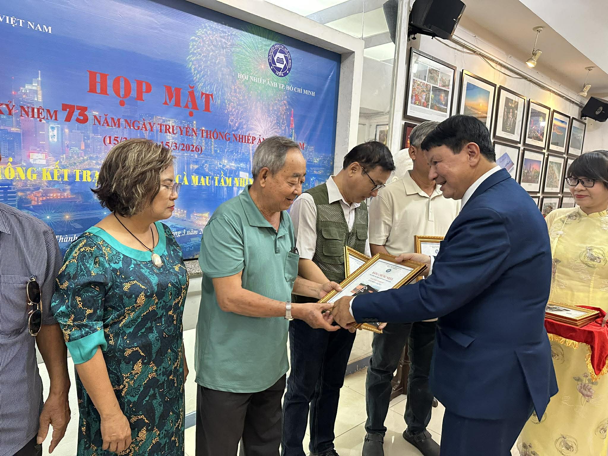 Nguyễn Á nhận tước hiệu Nghệ sĩ Nhiếp ảnh đặc biệt xuất sắc E.VAPA/G Hội Nghệ sĩ Nhiếp ảnh Việt Nam - Ảnh 2.