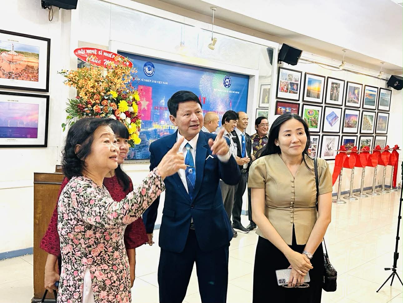 Nguyễn Á nhận tước hiệu Nghệ sĩ Nhiếp ảnh đặc biệt xuất sắc E.VAPA/G Hội Nghệ sĩ Nhiếp ảnh Việt Nam - Ảnh 4.