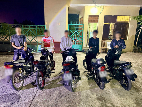 Xử l&yacute; nh&oacute;m "đua xe" lạng l&aacute;ch, đ&aacute;nh v&otilde;ng g&acirc;y nguy hiểm tr&ecirc;n đường ở C&agrave; Mau - Ảnh 1.