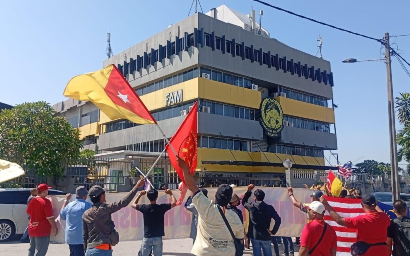 NHM Malaysia: "H&atilde;y cho Việt Nam mất mặt tr&ecirc;n s&acirc;n nh&agrave;... tẩy chay FAM nếu y&ecirc;u b&oacute;ng đ&aacute; Malaysia" - Ảnh 2.