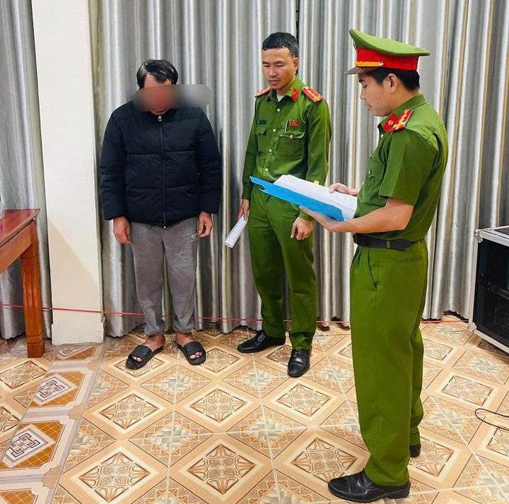 Chủ cơ sở kinh doanh giò chả ở Quảng Trị bị khởi tố - Ảnh 1.