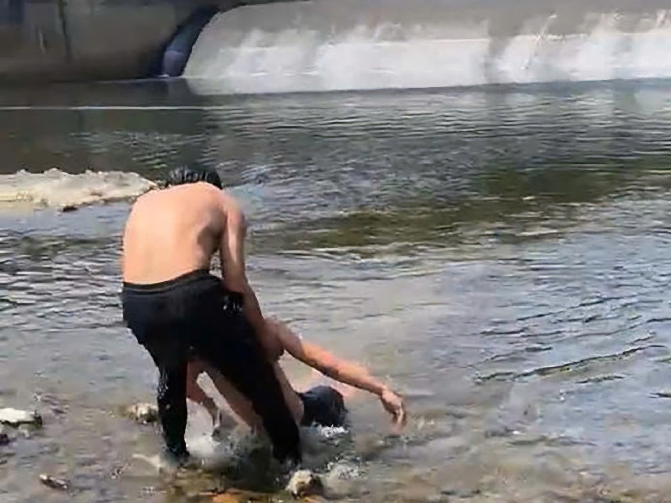 Ứng cứu kịp thời nam sinh lớp 8 đang chới với dưới đập nước - Ảnh 2.