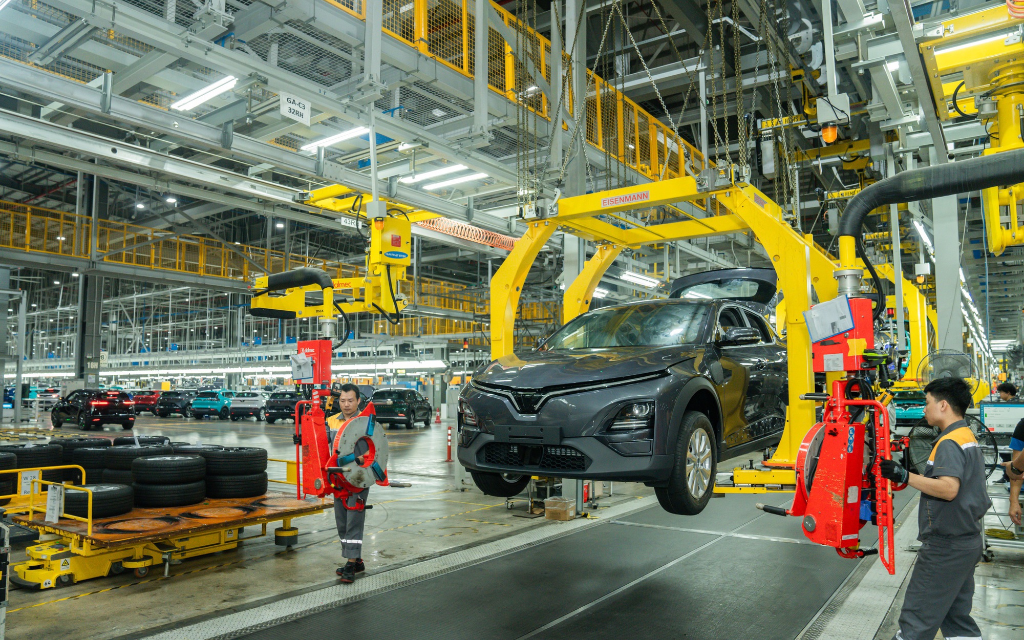 Nh&agrave; ph&acirc;n phối Mercedes lớn nhất Việt Nam mua 65% cổ phần c&ocirc;ng ty b&aacute;n xe VinFast - Ảnh 1.