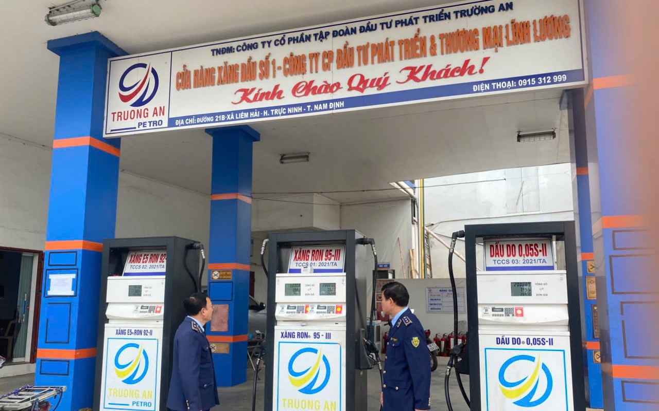 Thủ tướng Phạm Minh Ch&iacute;nh y&ecirc;u cầu xử l&yacute; th&ocirc;ng tin sai sự thật về xăng dầu - Ảnh 2.