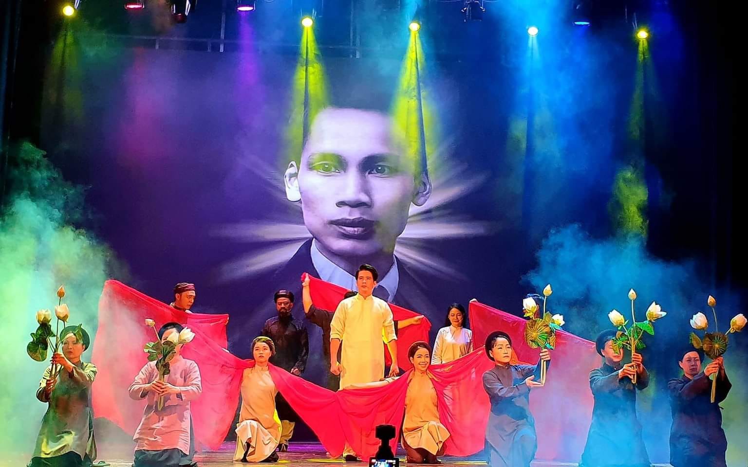 Sắp c&oacute; phần tiếp nối phim "Vầng trăng thơ ấu" về B&aacute;c Hồ - Ảnh 2.