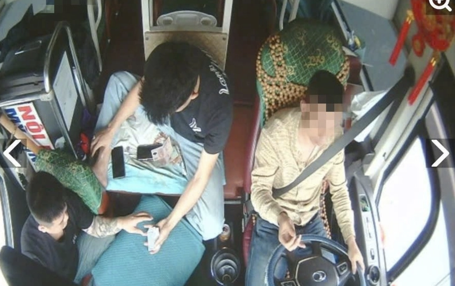 Tài xế đánh bạc cùng phụ xe khi chạy trên cao tốc Cầu Giẽ - Ninh Bình - Ảnh 1.