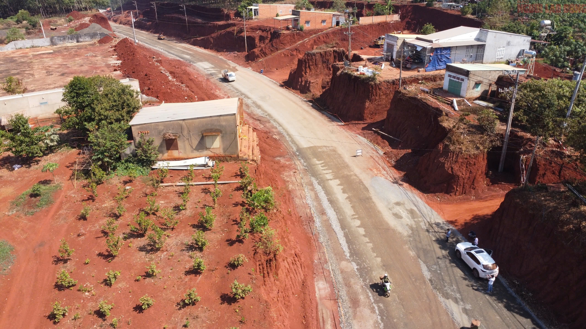 Nh&agrave; d&acirc;n cheo leo b&ecirc;n vực ở Đồng Nai: Chủ đầu tư xin lỗi v&agrave; cam kết khắc phục - Ảnh 1.