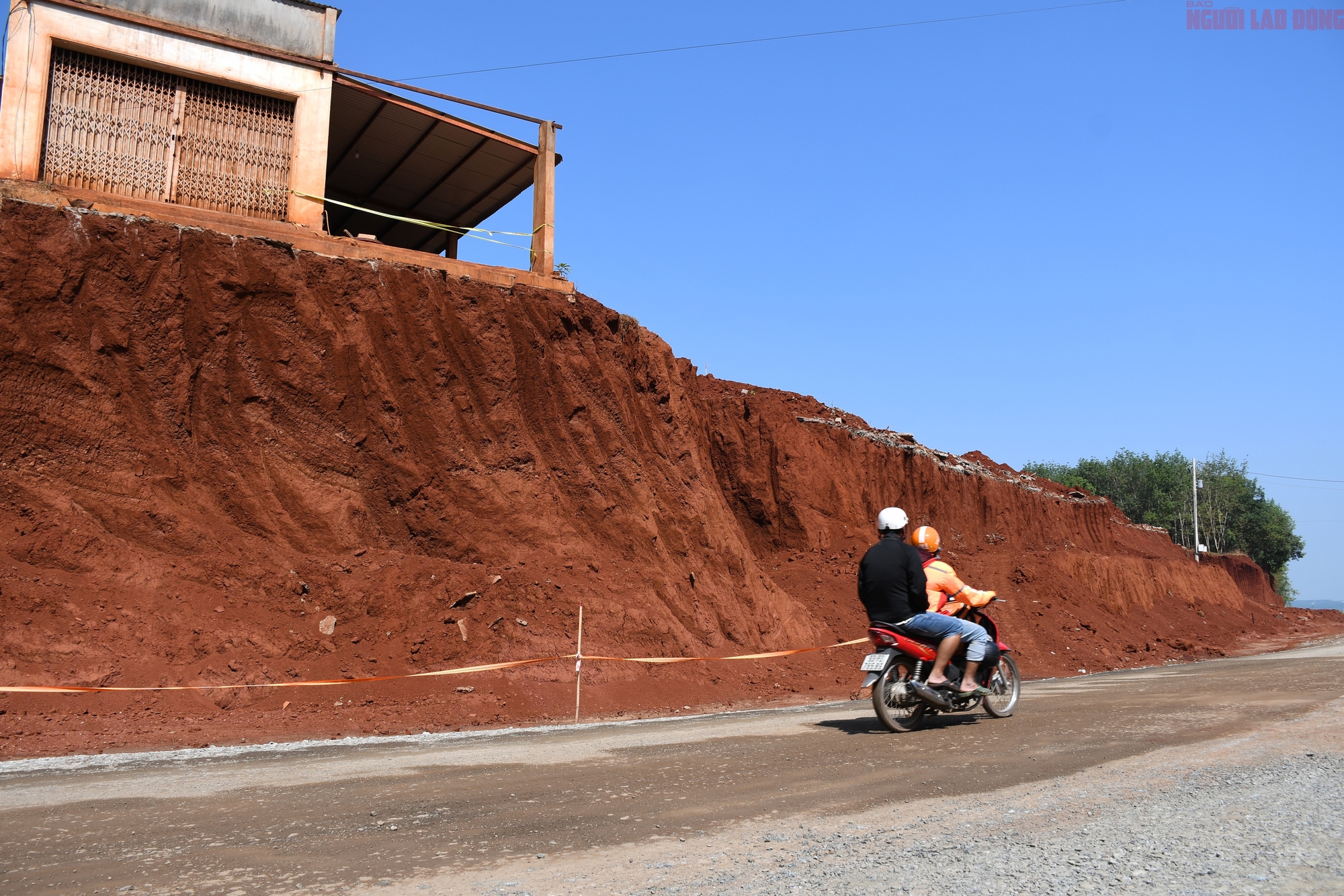 Nh&agrave; d&acirc;n cheo leo b&ecirc;n vực ở Đồng Nai: Chủ đầu tư xin lỗi v&agrave; cam kết khắc phục - Ảnh 6.