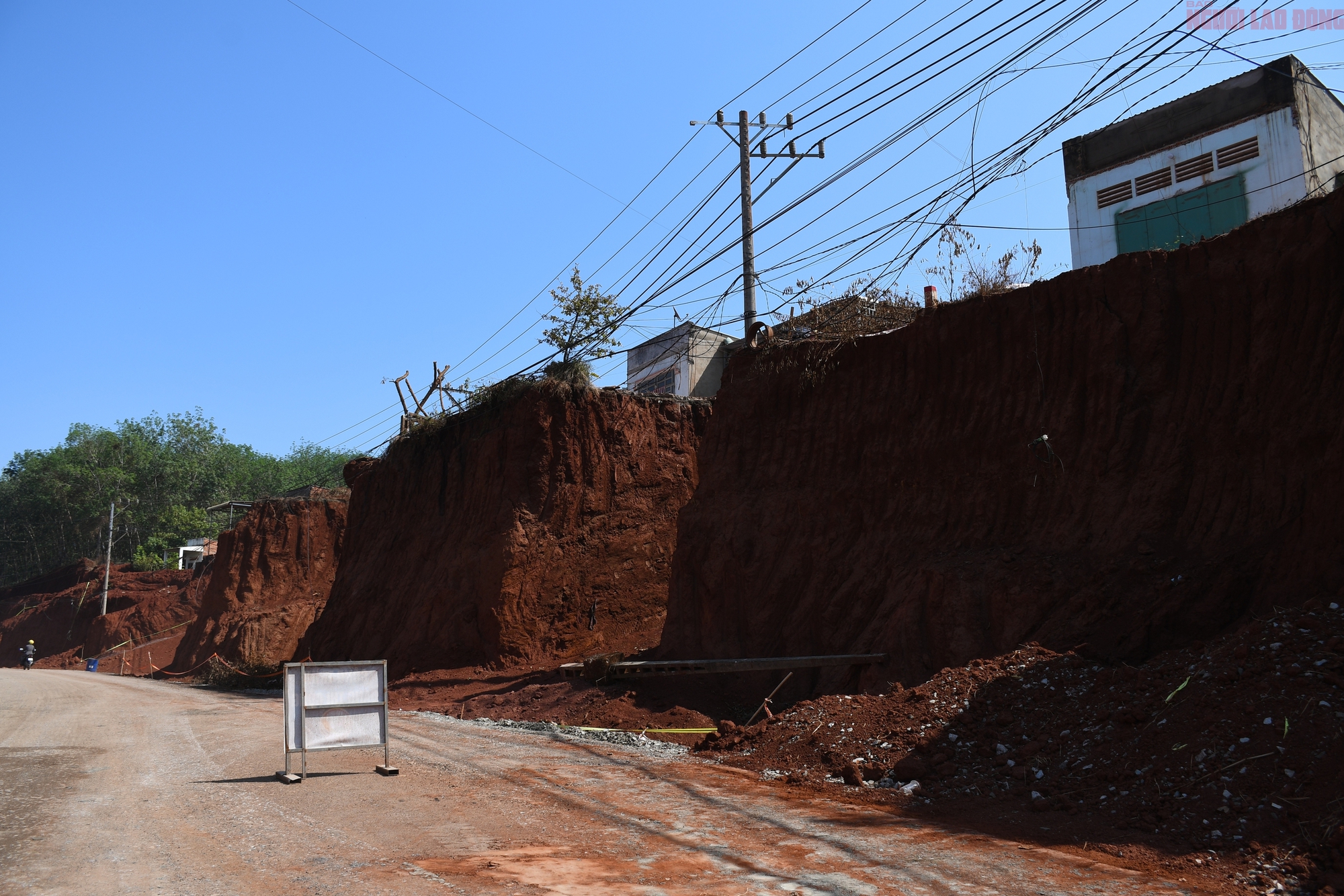 Nh&agrave; d&acirc;n cheo leo b&ecirc;n vực ở Đồng Nai: Chủ đầu tư xin lỗi v&agrave; cam kết khắc phục - Ảnh 7.