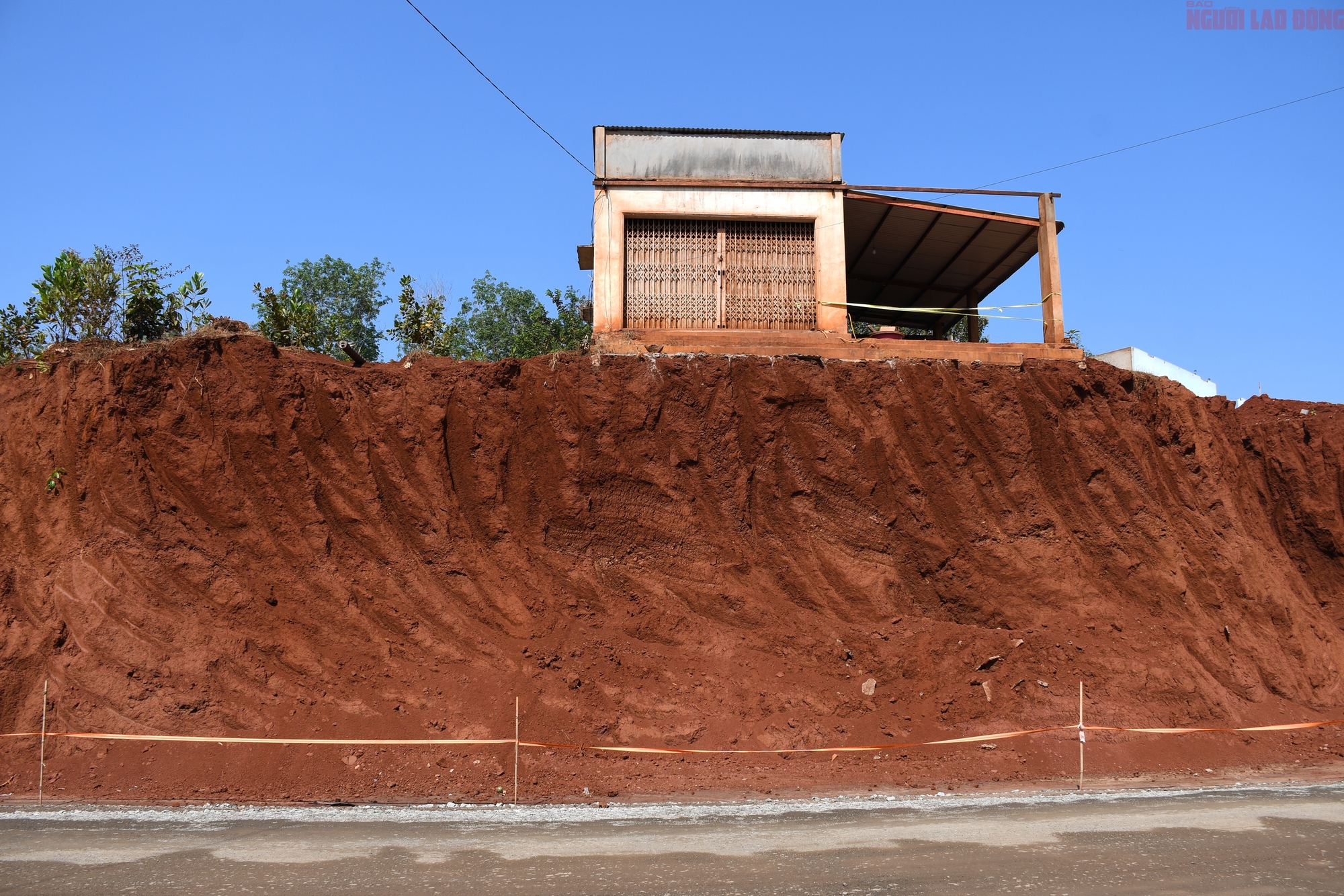 Nh&agrave; d&acirc;n cheo leo b&ecirc;n vực ở Đồng Nai: Chủ đầu tư xin lỗi v&agrave; cam kết khắc phục - Ảnh 8.