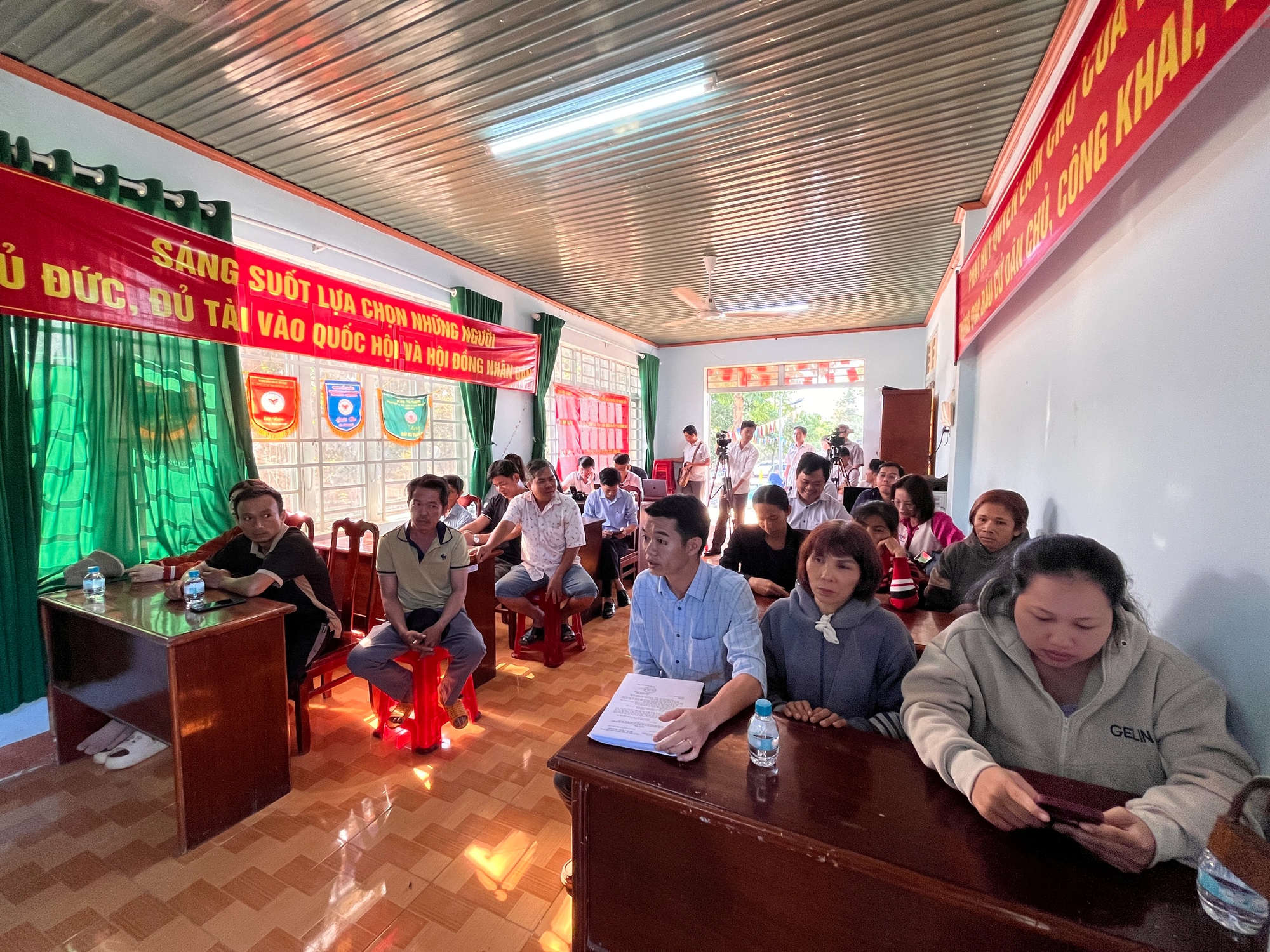 Nh&agrave; d&acirc;n cheo leo b&ecirc;n vực ở Đồng Nai: Chủ đầu tư xin lỗi v&agrave; cam kết khắc phục - Ảnh 11.