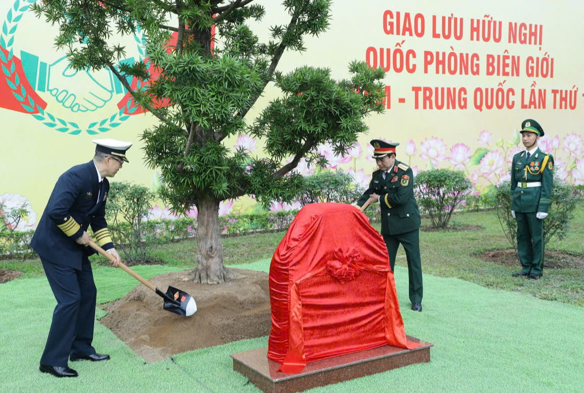 Bộ trưởng Phan Văn Giang đón Bộ trưởng Quốc phòng Trung Quốc Đổng Quân tại Móng Cái - Ảnh 3.