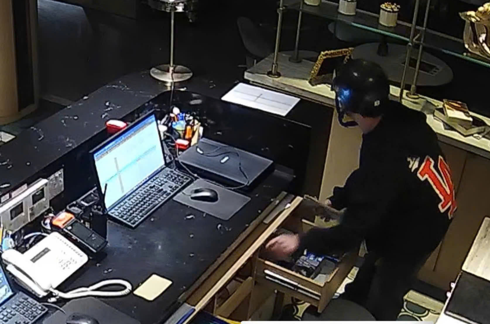 Công an TPHCM bắt kẻ đột nhập khách sạn trộm 11 triệu đồng - Ảnh 1.