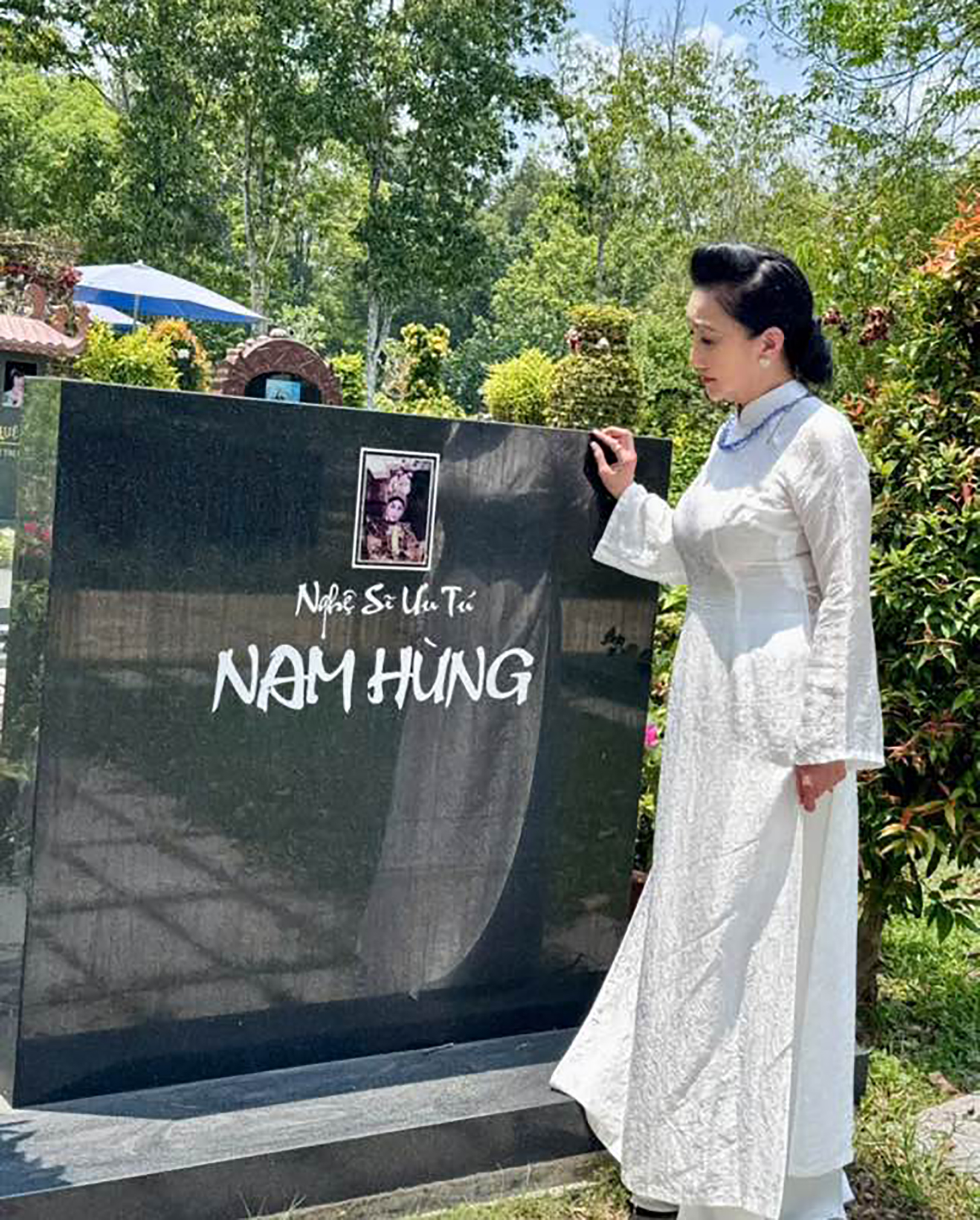 NSƯT Thanh Thanh Tâm viếng mộ Vũ Linh, thắp hương tri ân các nghệ sĩ tiền bối - Ảnh 6.