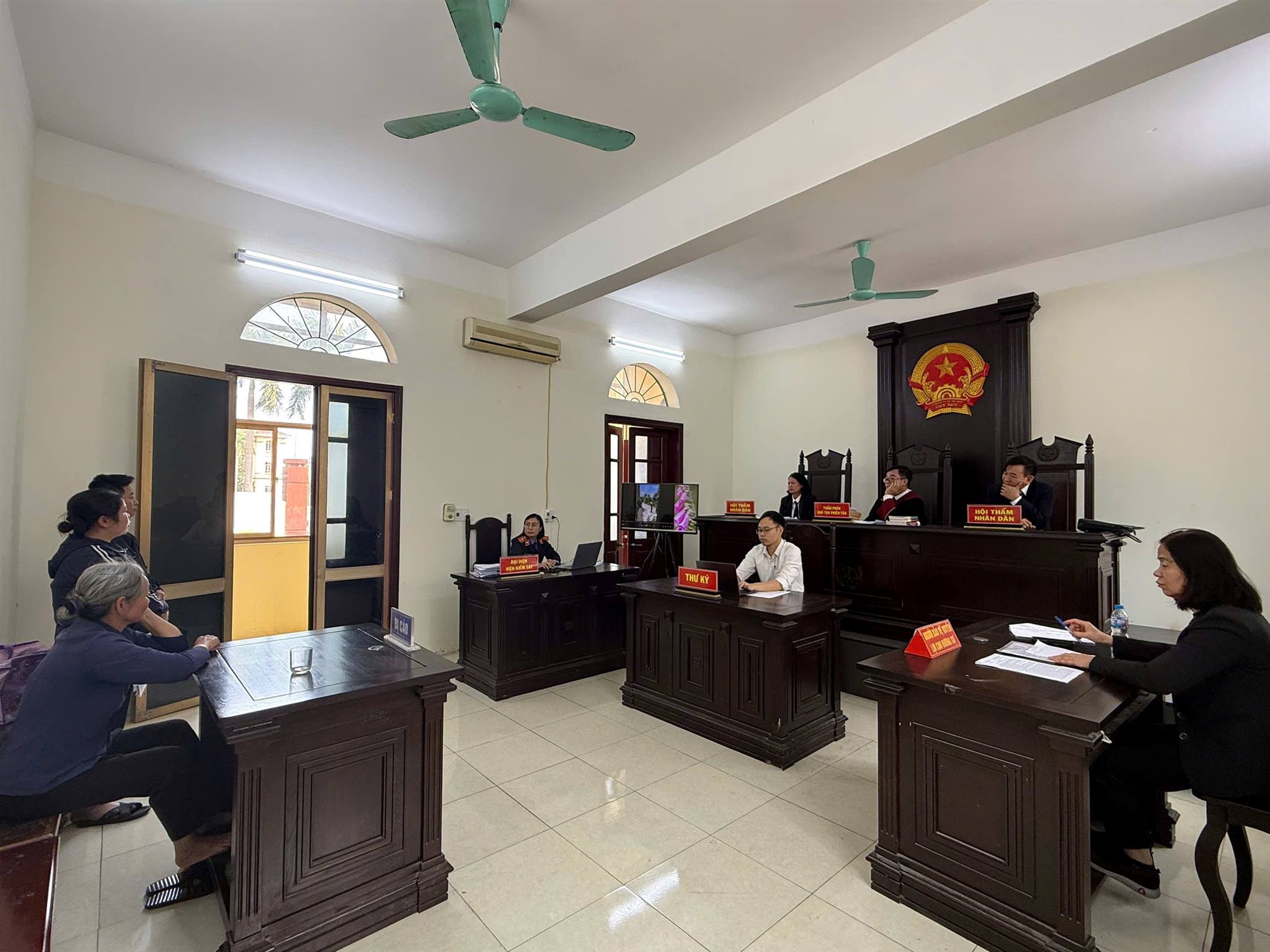 Vụ án bức tường: Gia đình bà Thấm lĩnh án do phá dỡ tài sản hàng xóm - Ảnh 1.