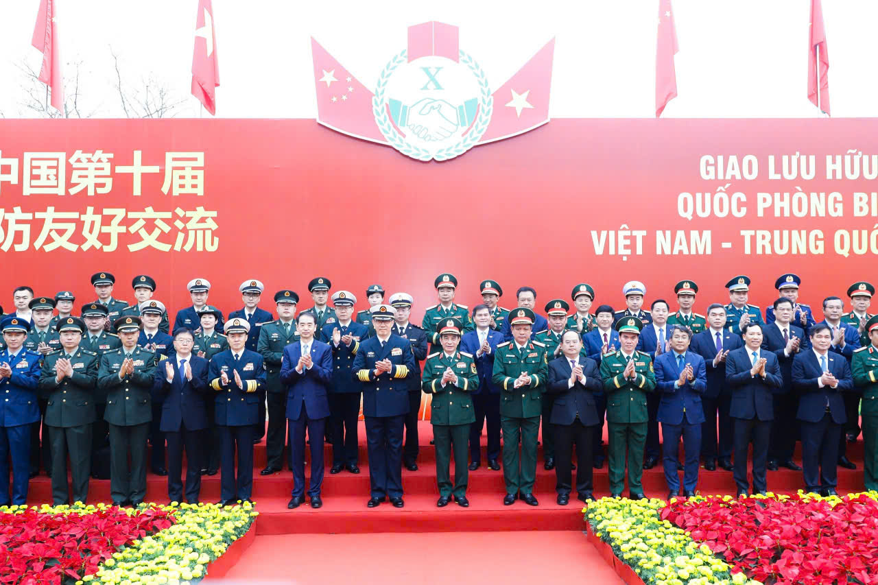 Bộ trưởng Phan Văn Giang đón Bộ trưởng Quốc phòng Trung Quốc Đổng Quân tại Móng Cái - Ảnh 4.