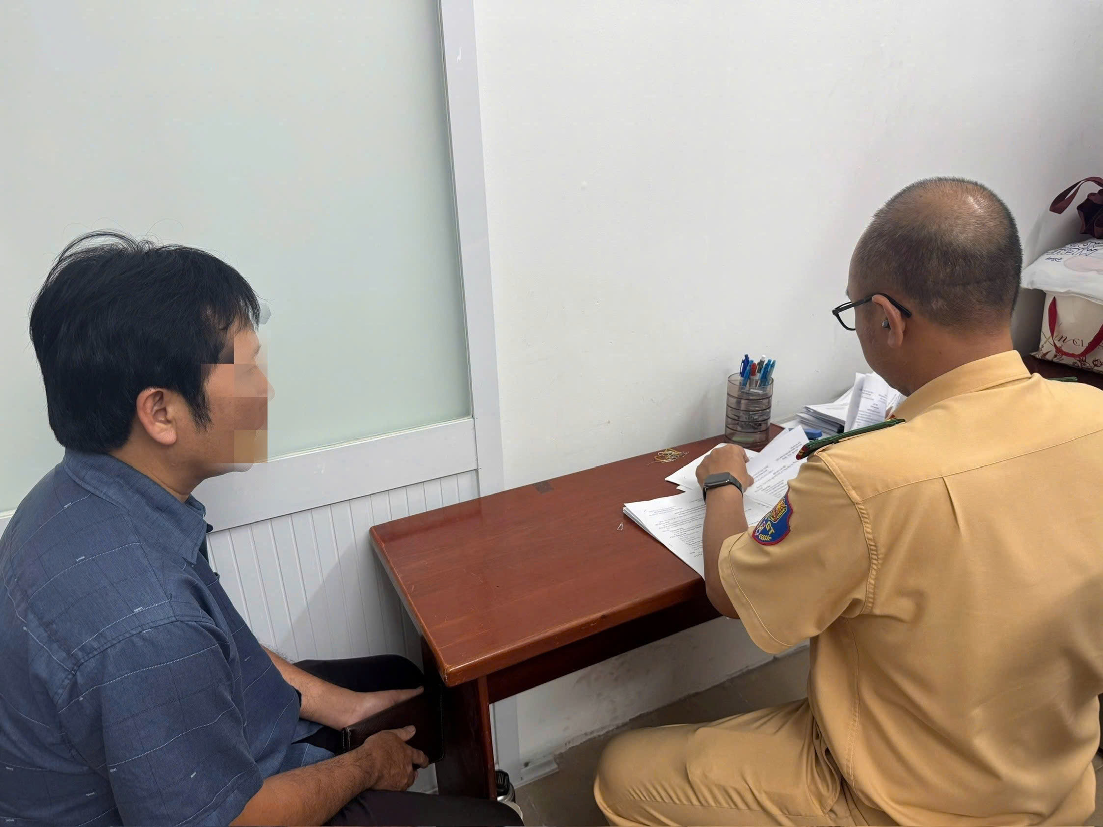 Có pha lùi xe trên đại lộ Phạm Văn Đồng, nam tài xế ở TPHCM bị phạt - Ảnh 1.