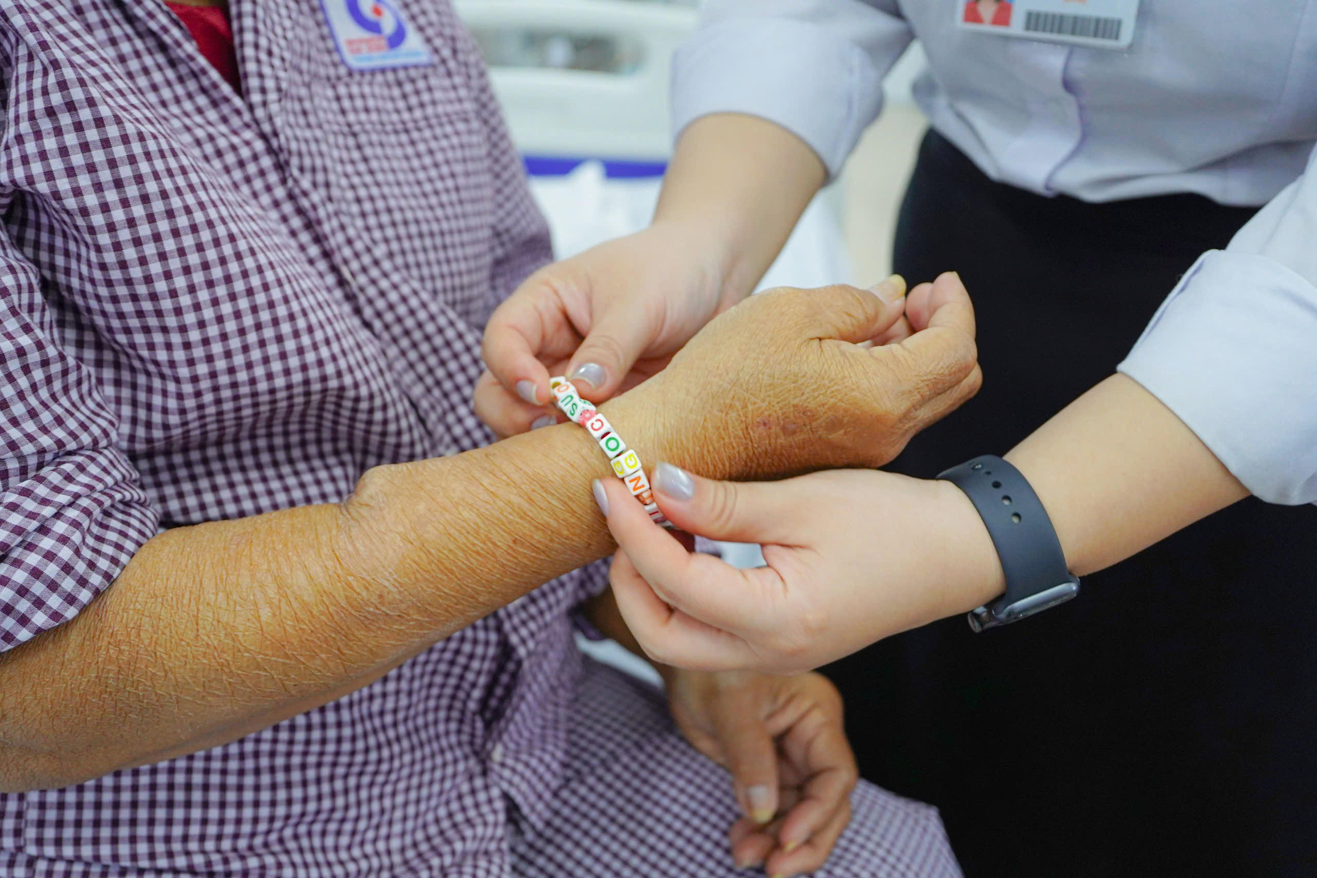 Lần đầu thổi nến ở tuổi 60: M&oacute;n qu&agrave; sinh nhật rơi nước mắt của bệnh nh&acirc;n chạy thận - Ảnh 4.