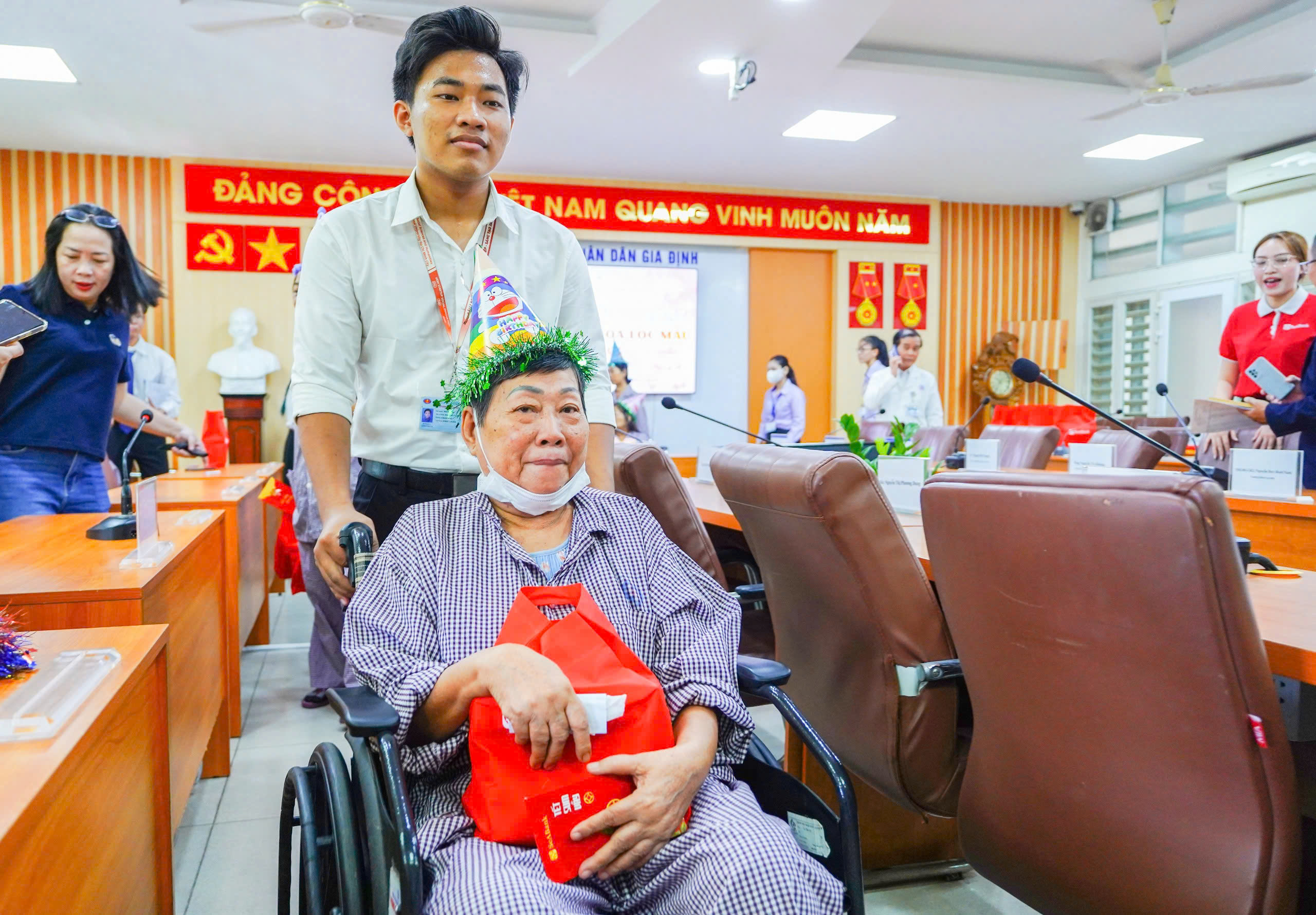 Lần đầu thổi nến ở tuổi 60: M&oacute;n qu&agrave; sinh nhật rơi nước mắt của bệnh nh&acirc;n chạy thận - Ảnh 2.