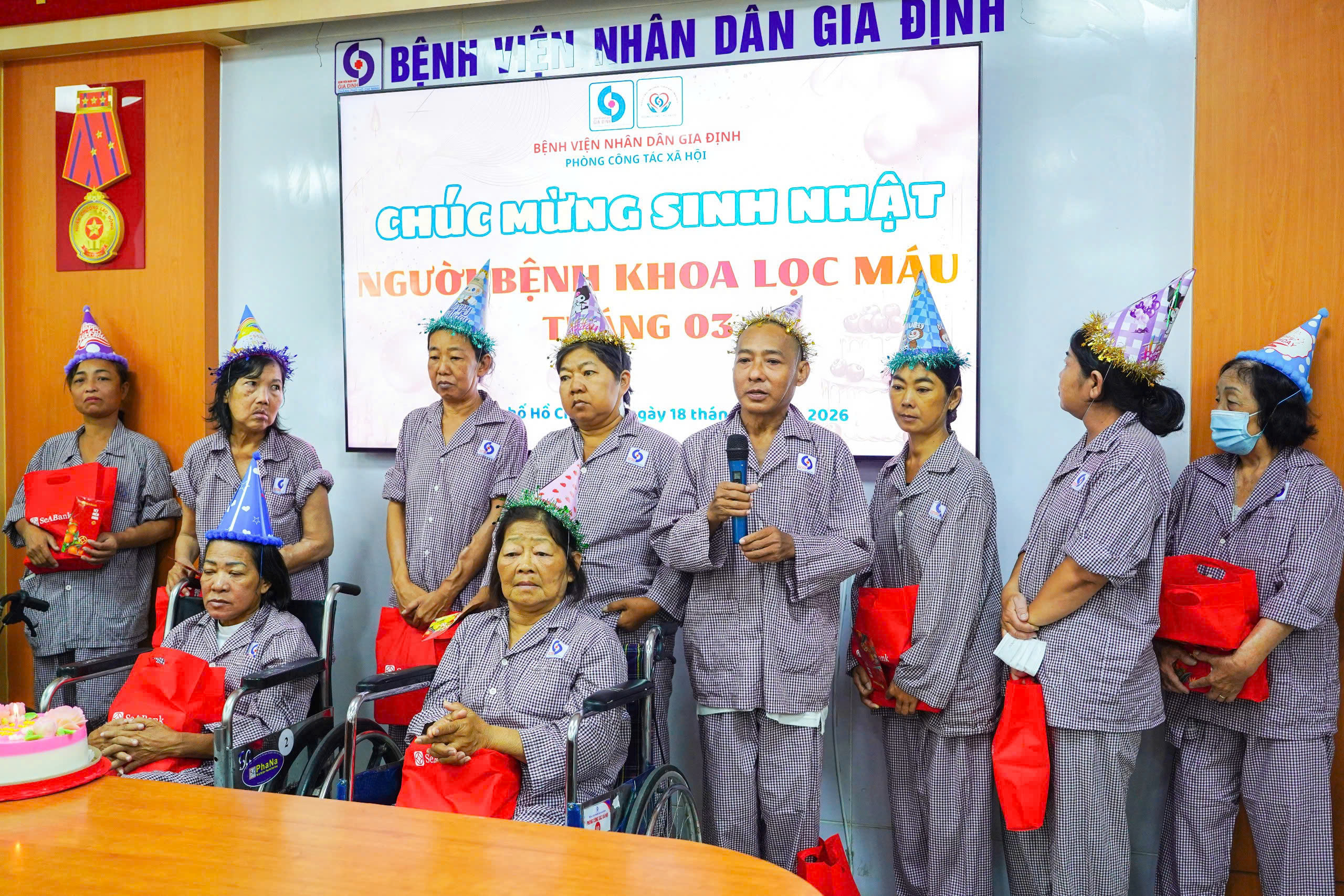 Lần đầu thổi nến ở tuổi 60: M&oacute;n qu&agrave; sinh nhật rơi nước mắt của bệnh nh&acirc;n chạy thận - Ảnh 5.