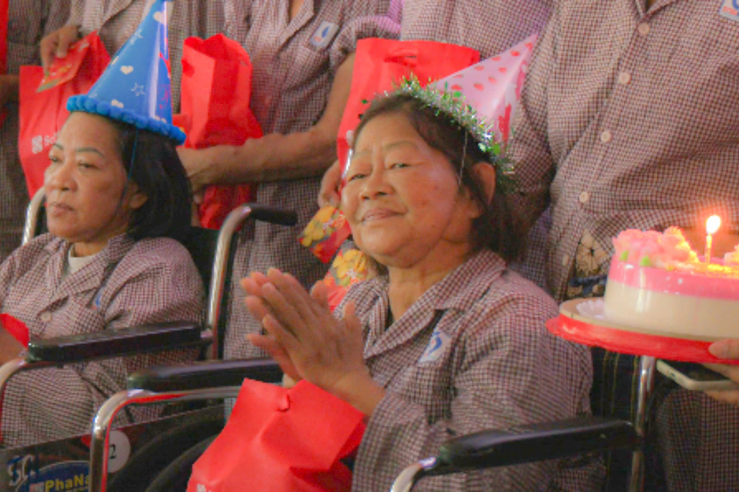 Lần đầu thổi nến ở tuổi 60: M&oacute;n qu&agrave; sinh nhật rơi nước mắt của bệnh nh&acirc;n chạy thận - Ảnh 6.