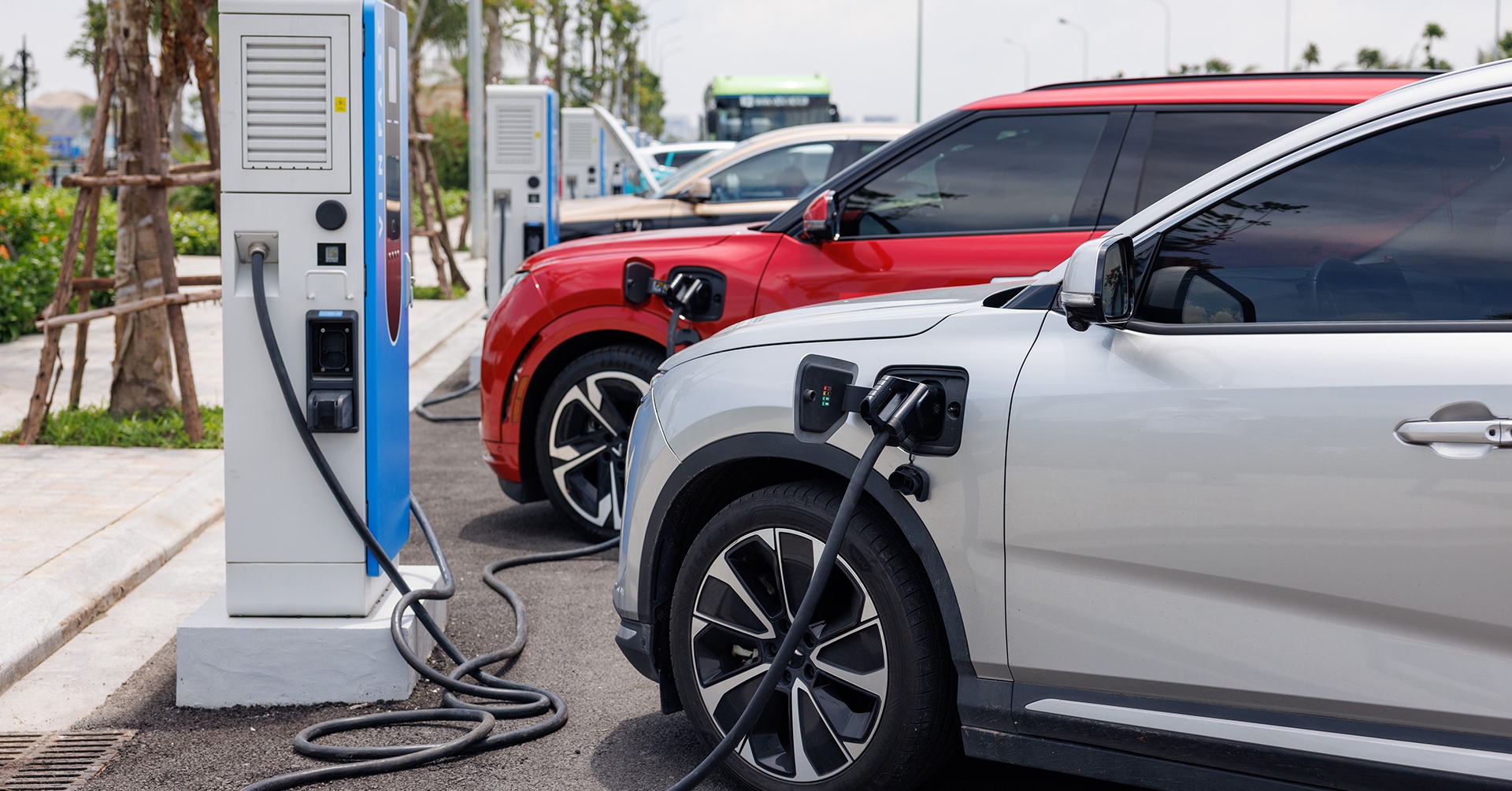 Chủ xe VinFast háo hức với hệ thống 99 siêu trạm sạc mới, thoải mái đi xa không lo điểm dừng