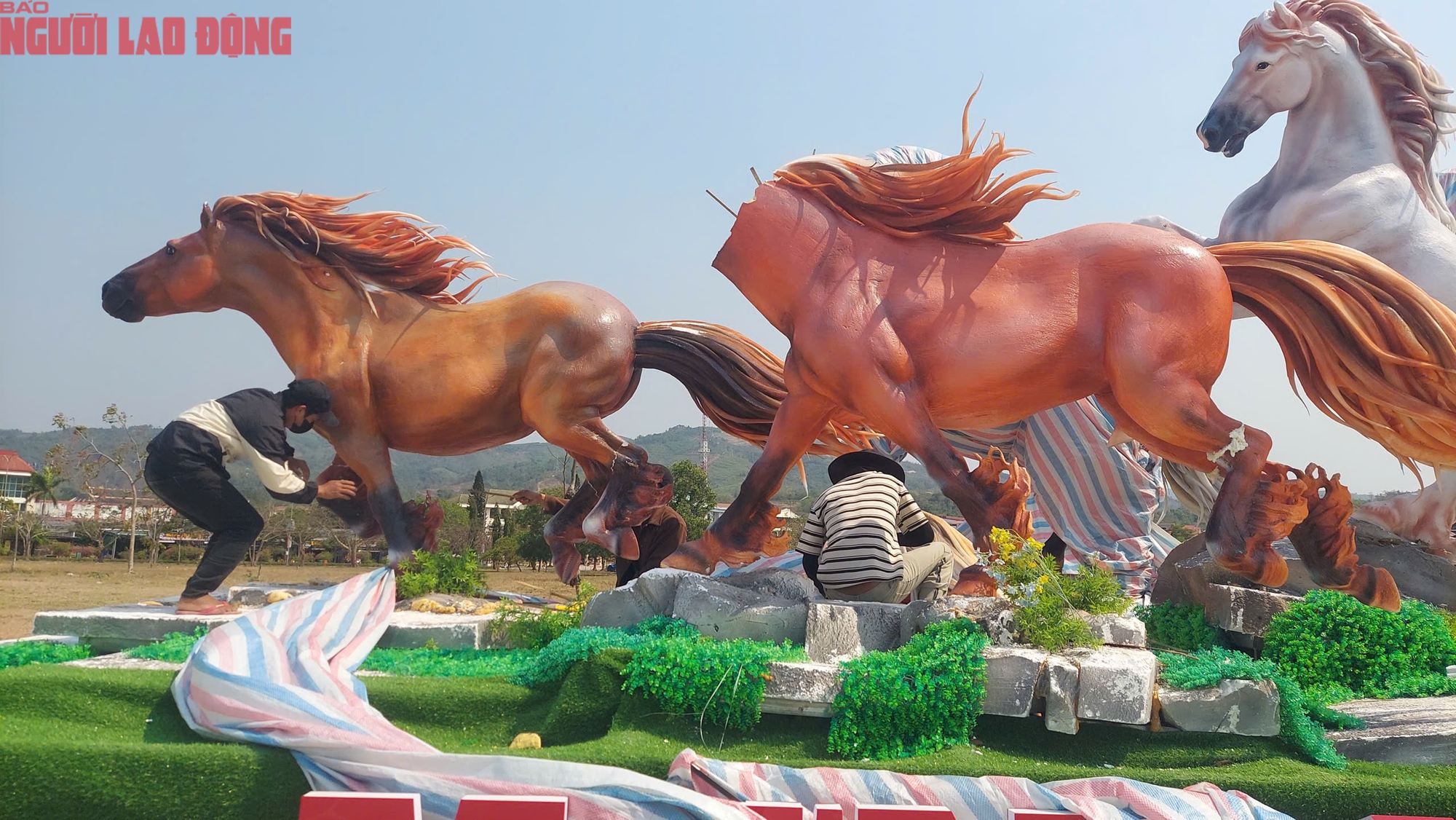 Sửa chữa linh vật ngựa ở Quảng Trị sau sự cố đập ph&aacute; của trẻ em - Ảnh 1.