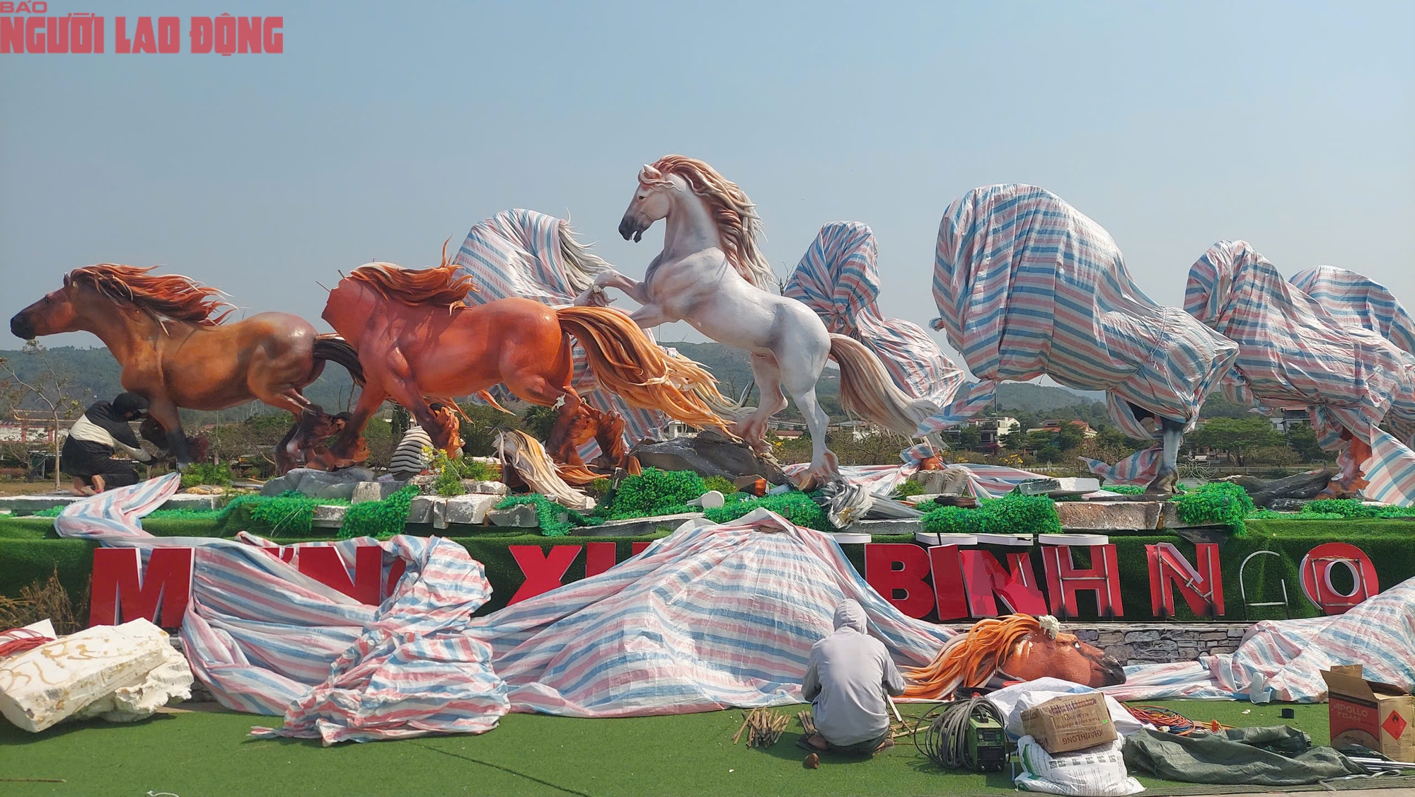 Sửa chữa linh vật ngựa ở Quảng Trị sau sự cố đập ph&aacute; của trẻ em - Ảnh 2.
