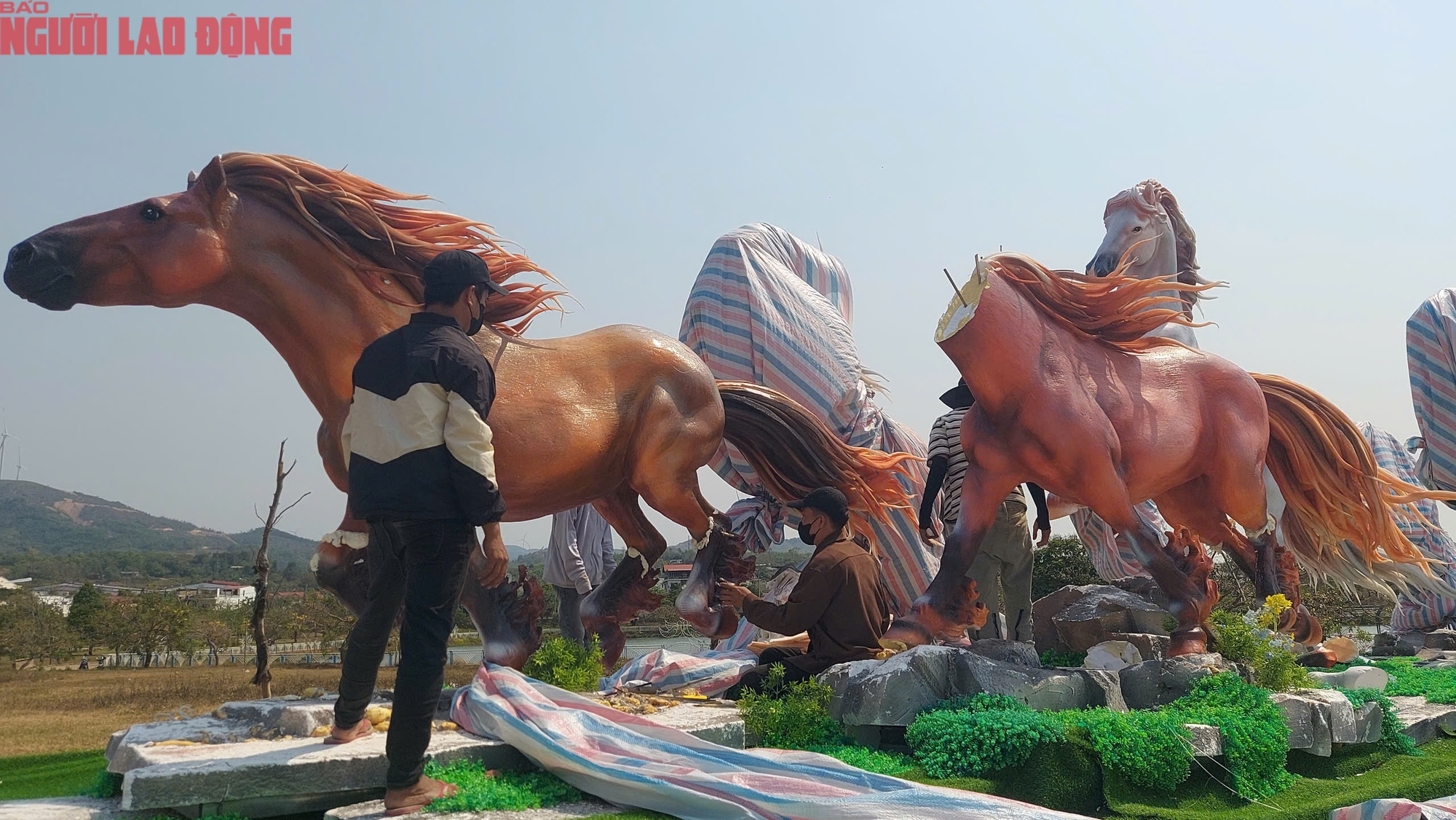 Sửa chữa linh vật ngựa ở Quảng Trị sau sự cố đập ph&aacute; của trẻ em - Ảnh 3.
