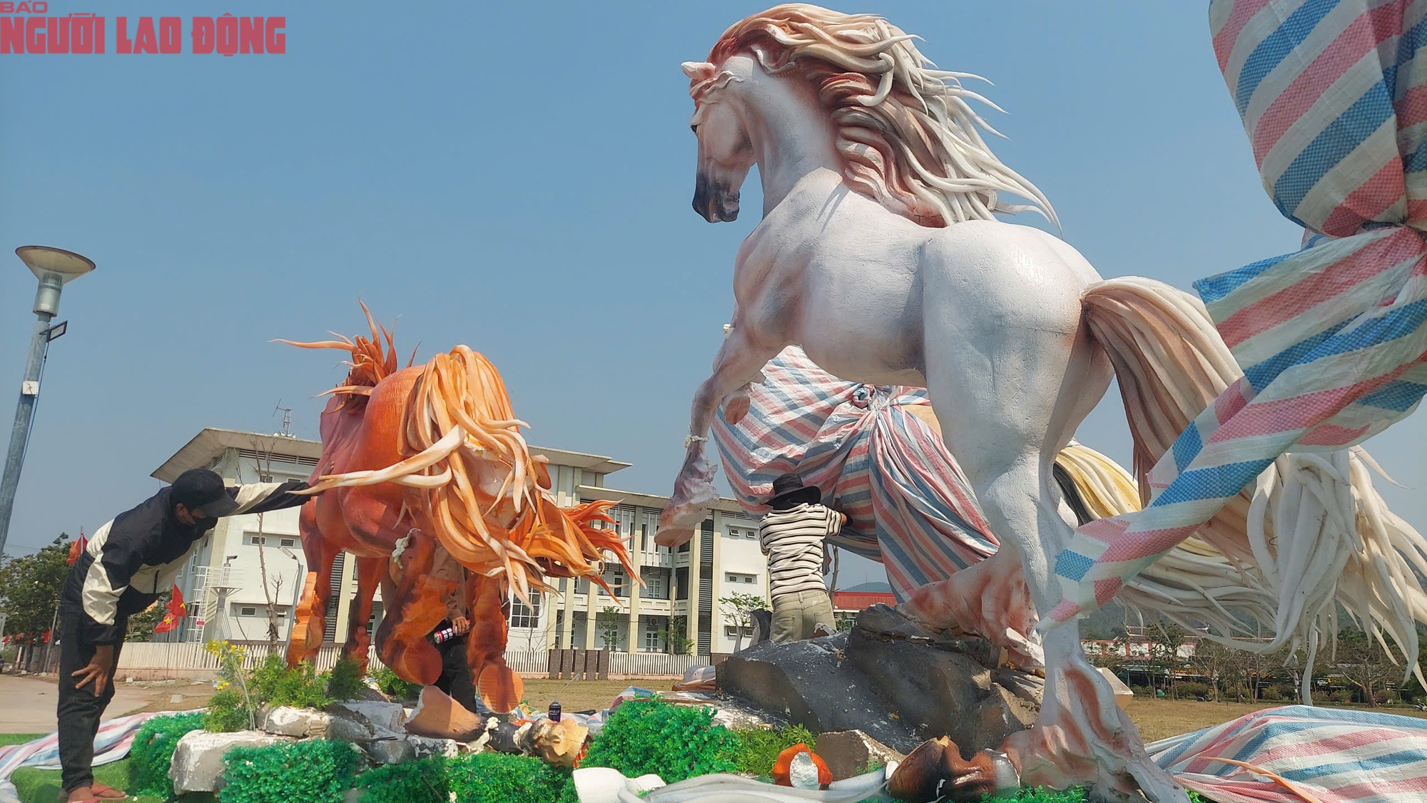 Sửa chữa linh vật ngựa ở Quảng Trị sau sự cố đập ph&aacute; của trẻ em - Ảnh 4.