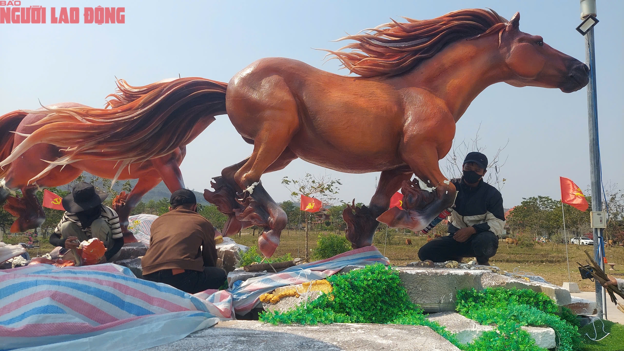Sửa chữa linh vật ngựa ở Quảng Trị sau sự cố đập ph&aacute; của trẻ em - Ảnh 5.
