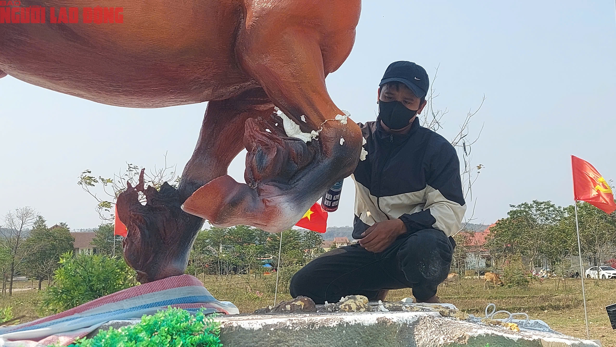 Sửa chữa linh vật ngựa ở Quảng Trị sau sự cố đập ph&aacute; của trẻ em - Ảnh 6.