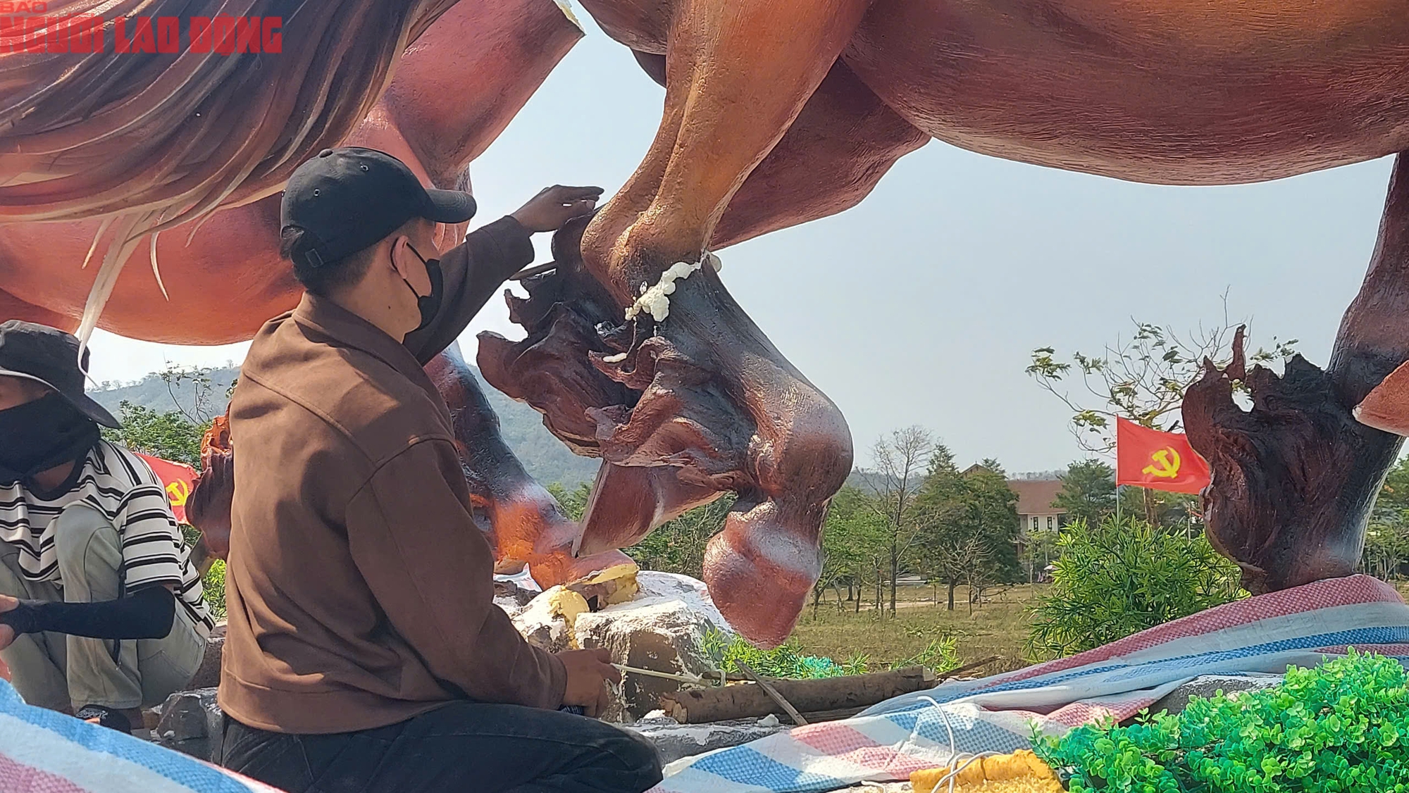 Sửa chữa linh vật ngựa ở Quảng Trị sau sự cố đập ph&aacute; của trẻ em - Ảnh 8.