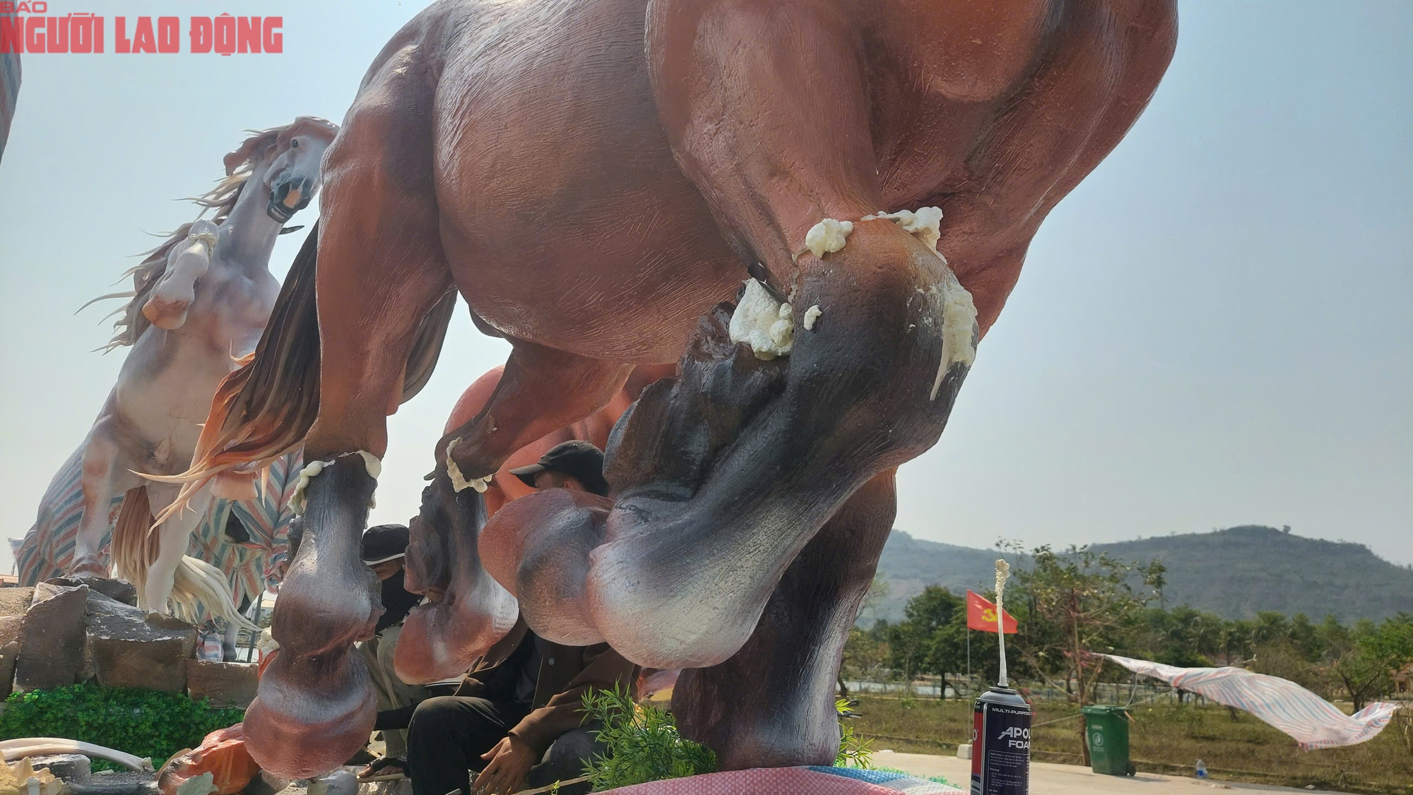 Sửa chữa linh vật ngựa ở Quảng Trị sau sự cố đập ph&aacute; của trẻ em - Ảnh 9.