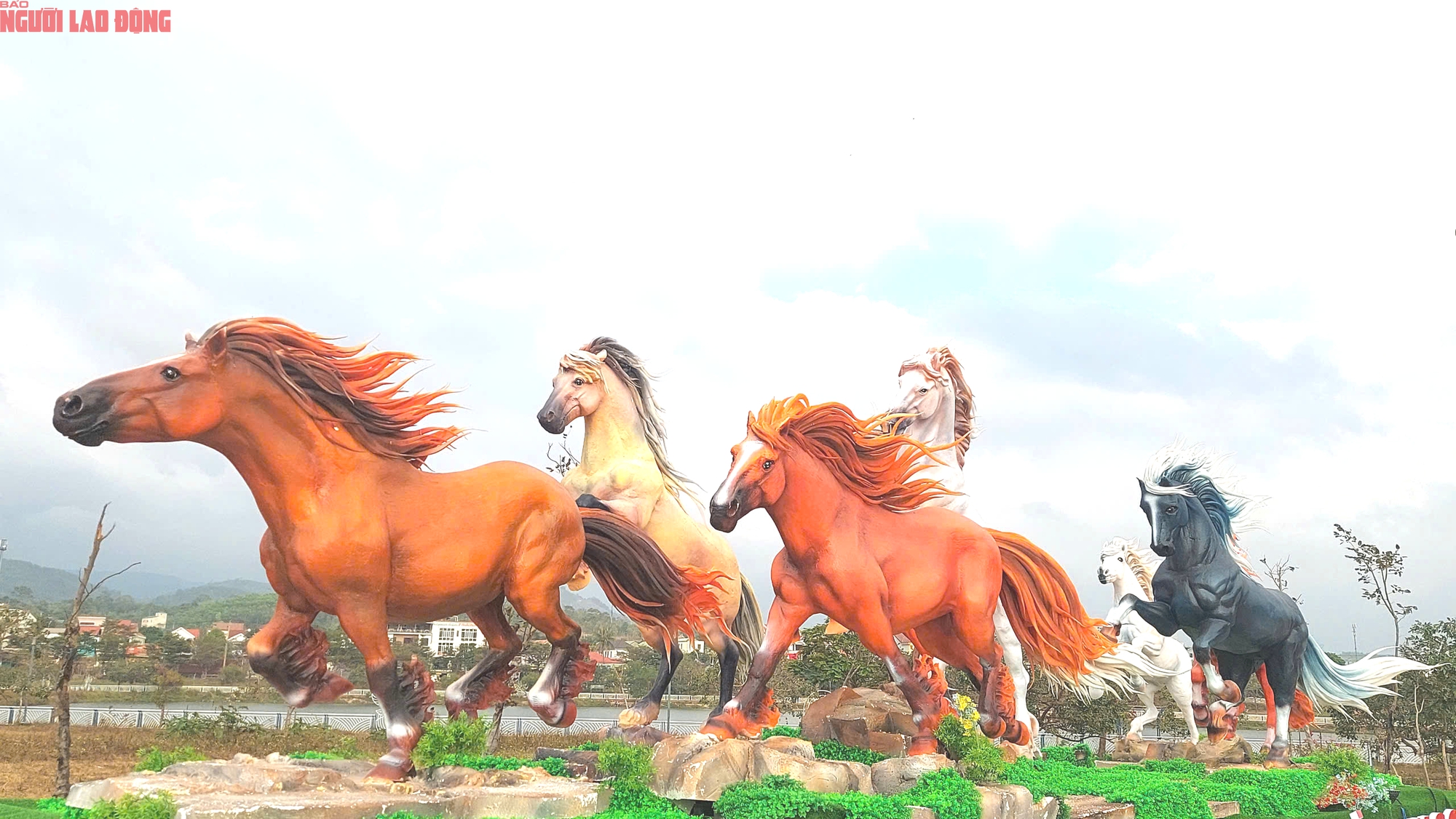 H&igrave;nh ảnh sửa chữa cụm linh vật ngựa ở Quảng Trị sau khi bị đập ph&aacute; - Ảnh 1.