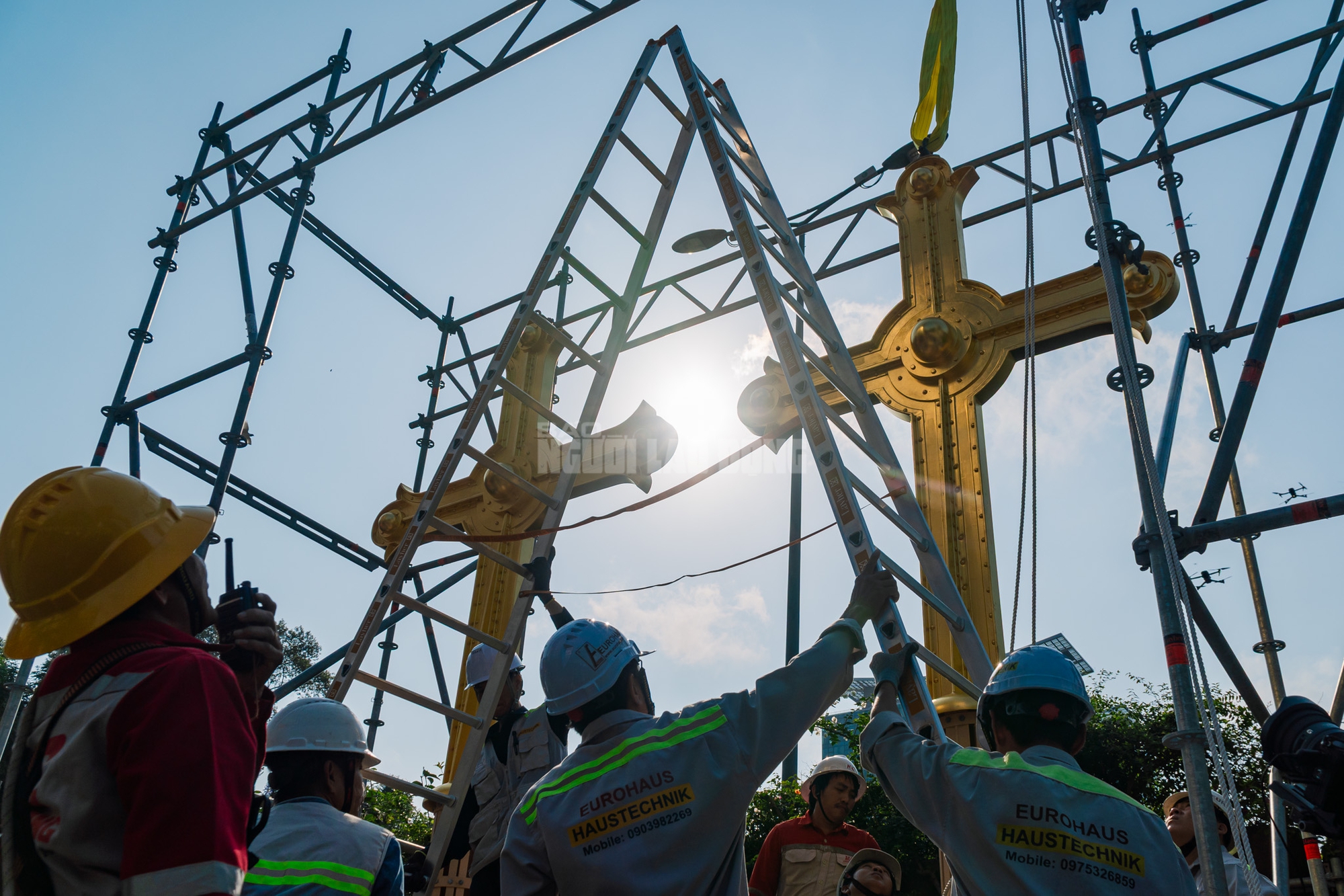 VIDEO: Cận cảnh thánh giá nặng 400kg trên đỉnh Nhà thờ Đức Bà - Ảnh 1.