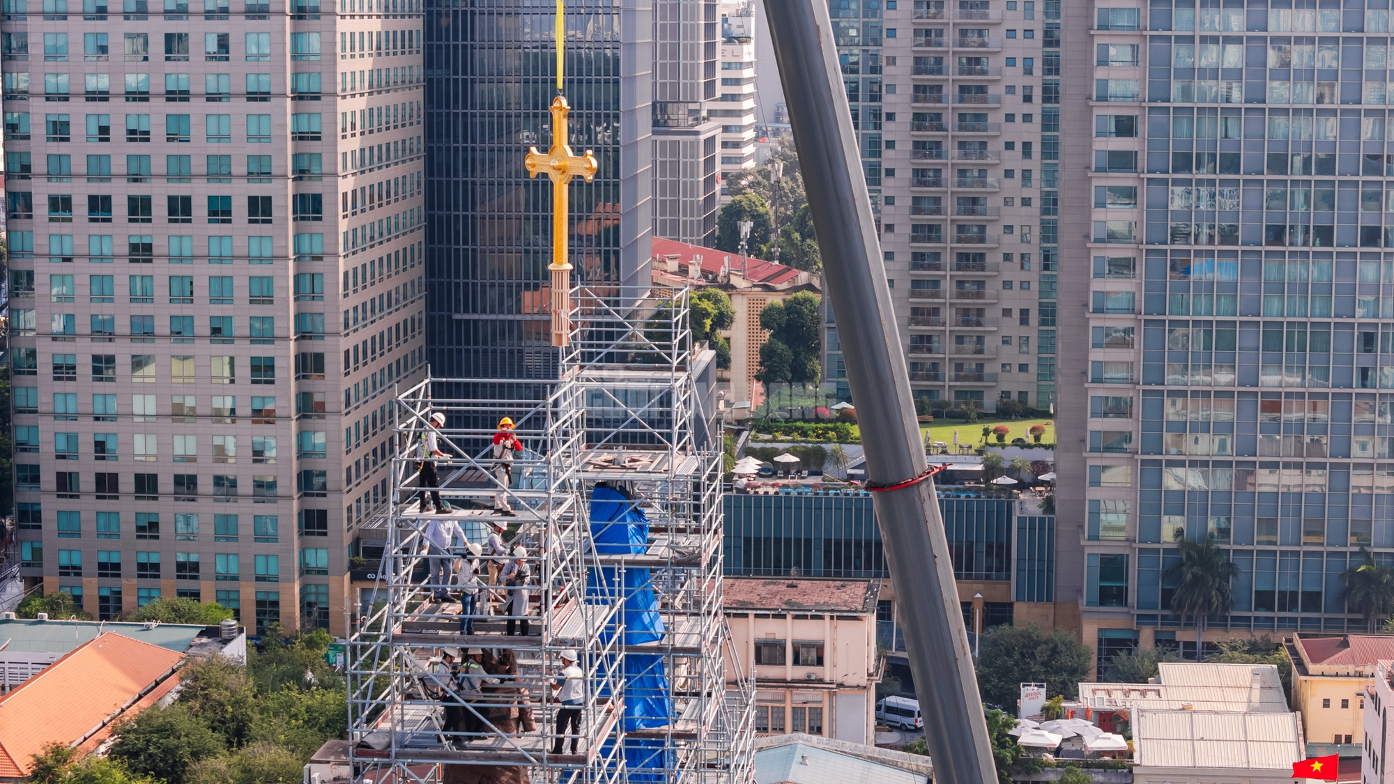 VIDEO: Cận cảnh thánh giá nặng 400kg trên đỉnh Nhà thờ Đức Bà - Ảnh 2.