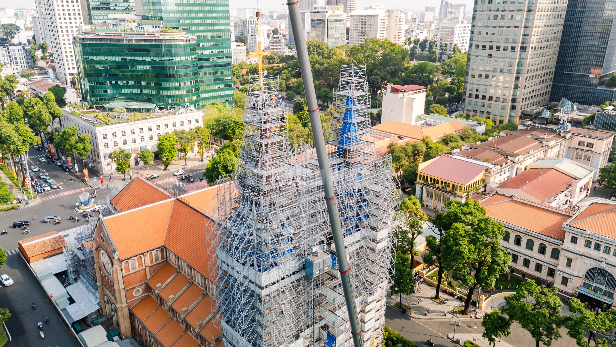 VIDEO: Cận cảnh thánh giá nặng 400kg trên đỉnh Nhà thờ Đức Bà - Ảnh 3.