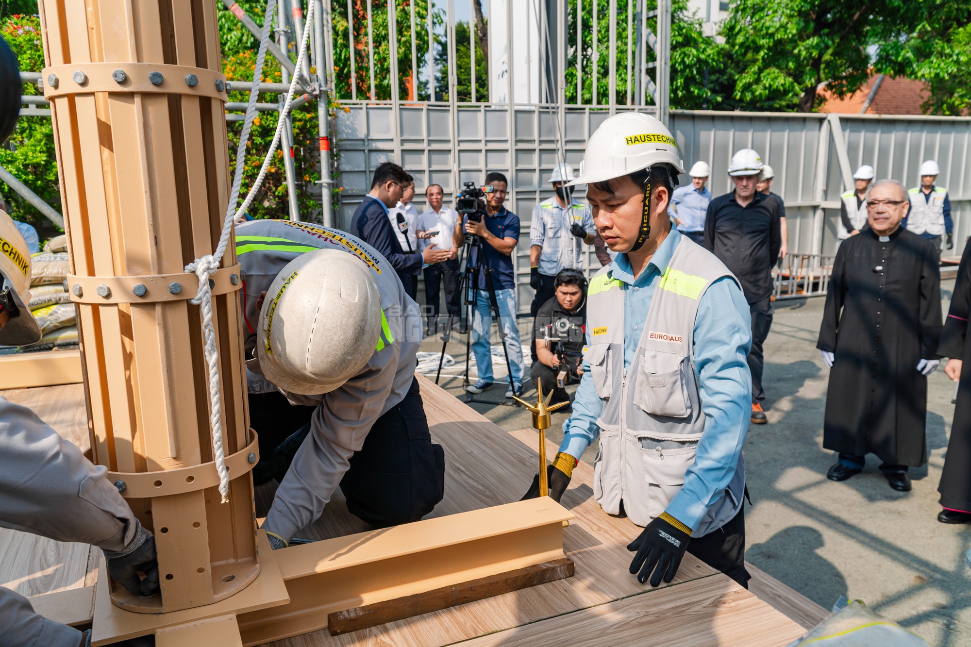 VIDEO: Cận cảnh thánh giá nặng 400kg trên đỉnh Nhà thờ Đức Bà - Ảnh 6.