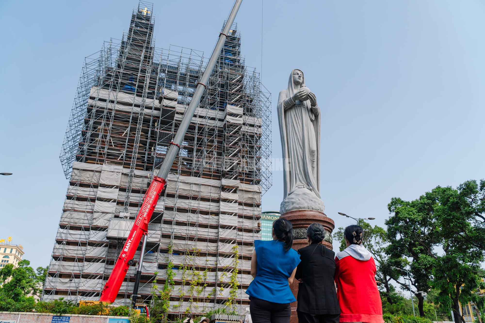 VIDEO: Cận cảnh thánh giá nặng 400kg trên đỉnh Nhà thờ Đức Bà - Ảnh 9.