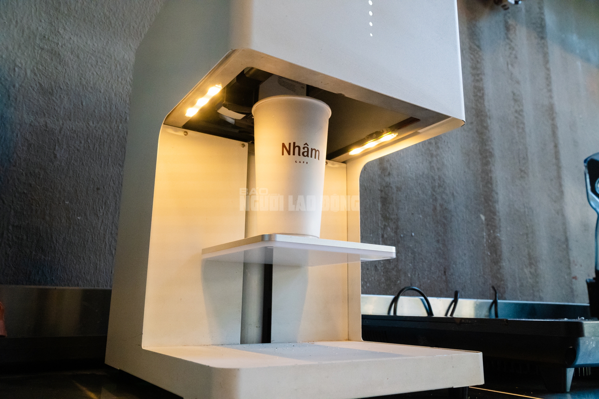 VIDEO: Trải nghiệm in hình lên ly nước khiến giới trẻ thích thú - Ảnh 1.