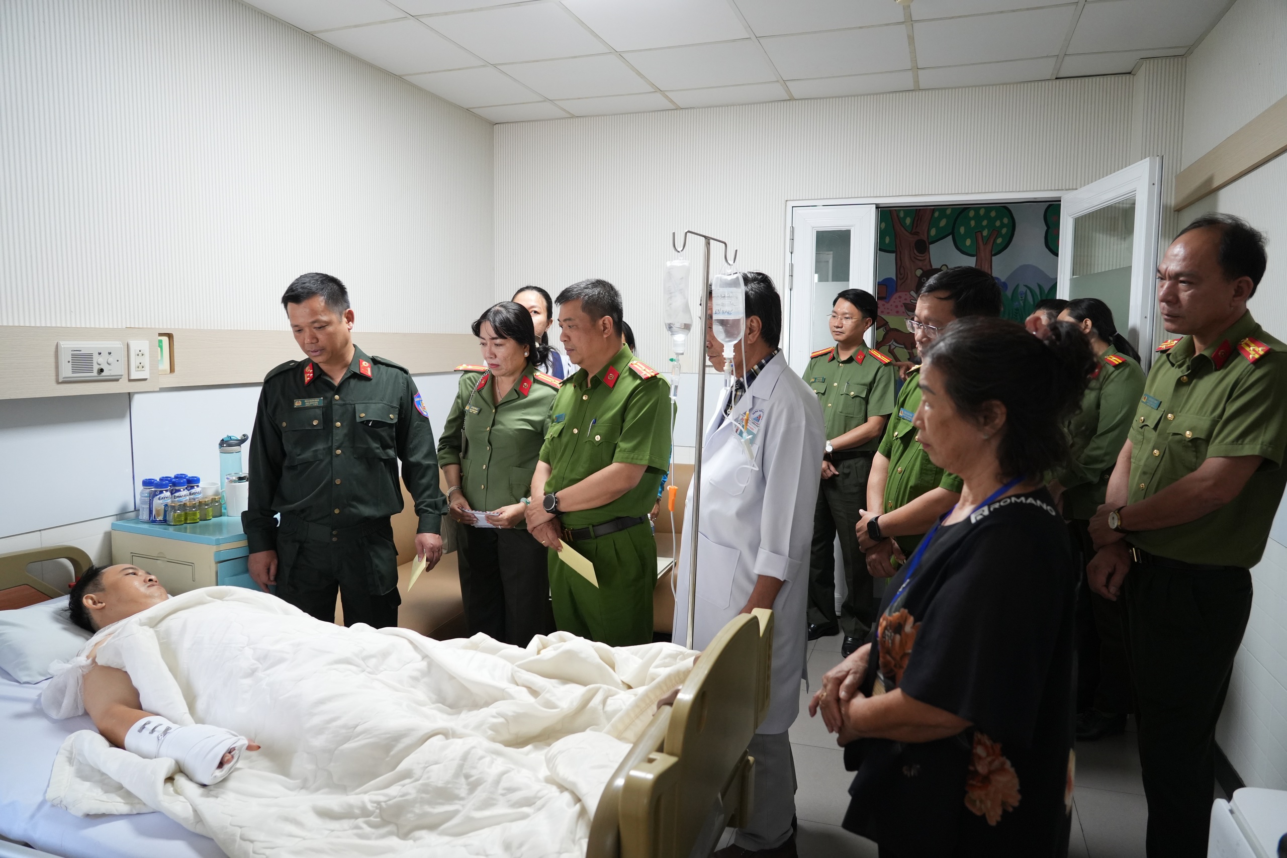 Danh tính người nước ngoài đâm trọng thương công an tại Mũi Né  - Ảnh 2.