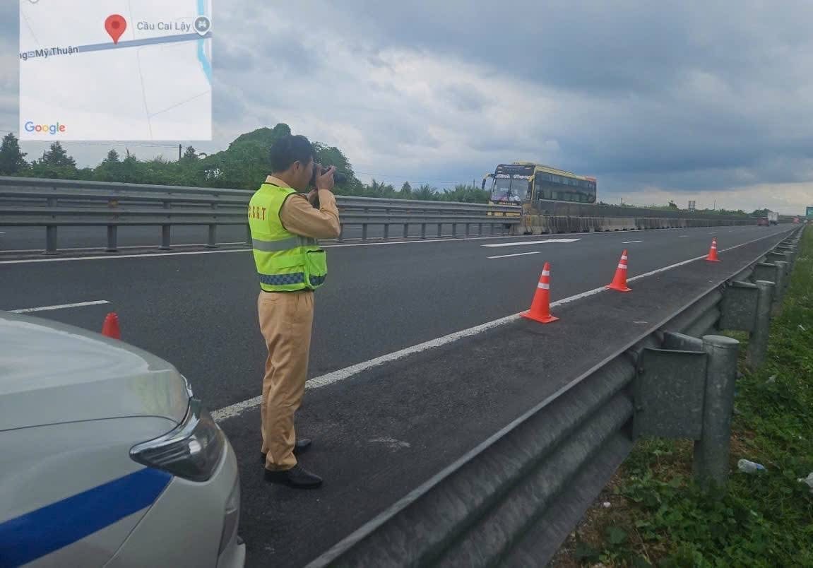 CSGT hóa trang ghi hình xe vi phạm giao thông trên cao tốc TPHCM - Cần Thơ - Ảnh 1.