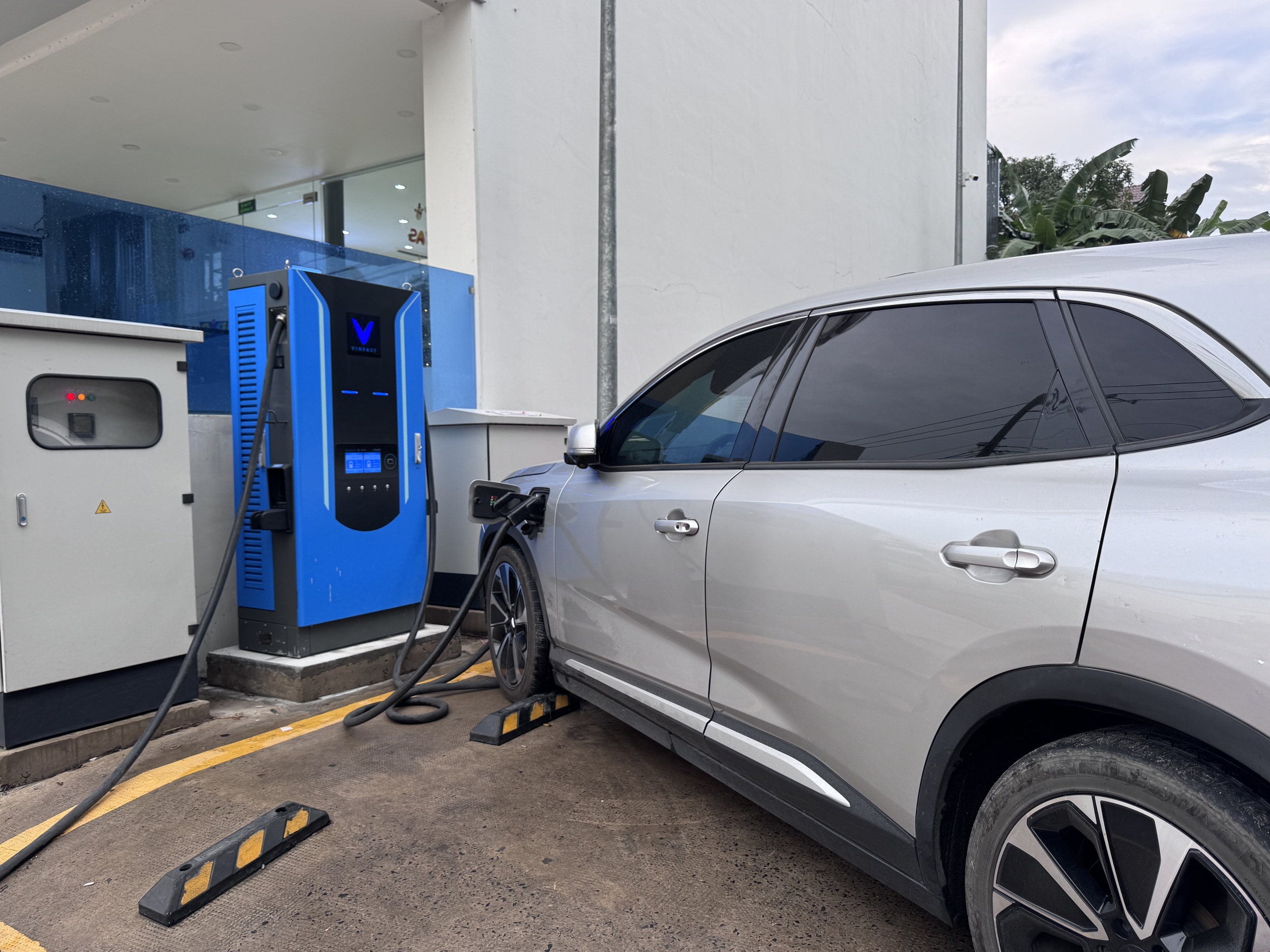 Nhu cầu lắp trạm sạc và tủ đổi pin xe điện bùng nổ năm 2026 - Ảnh 4.